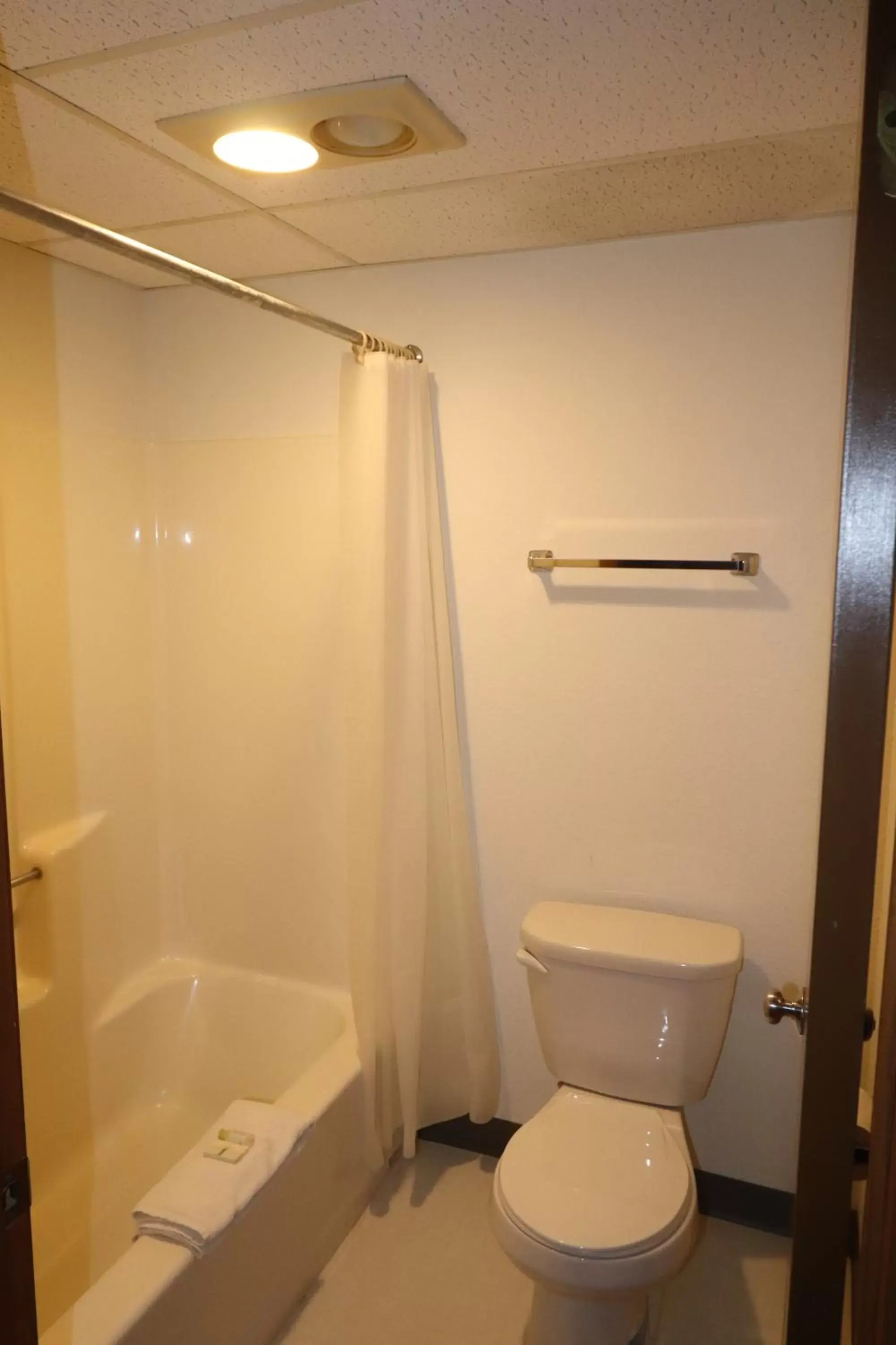 Bathroom in Travelodge by Wyndham Redwood Falls