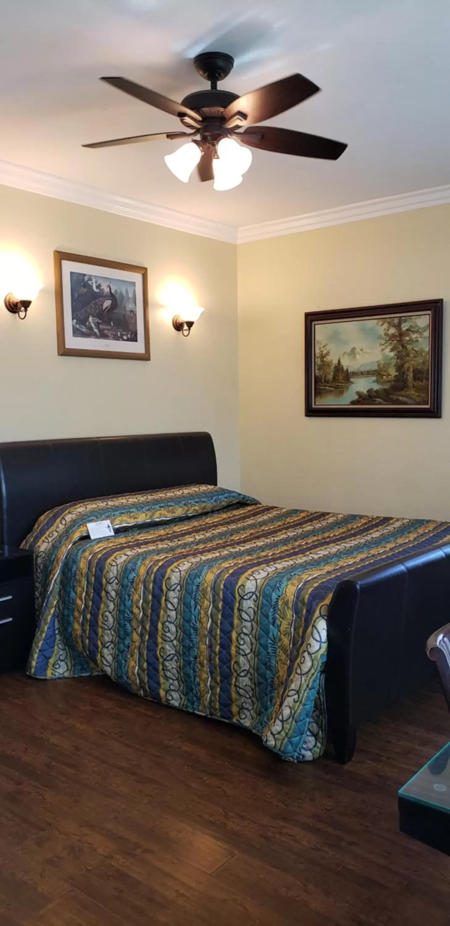 Bed in Santa Paula Inn