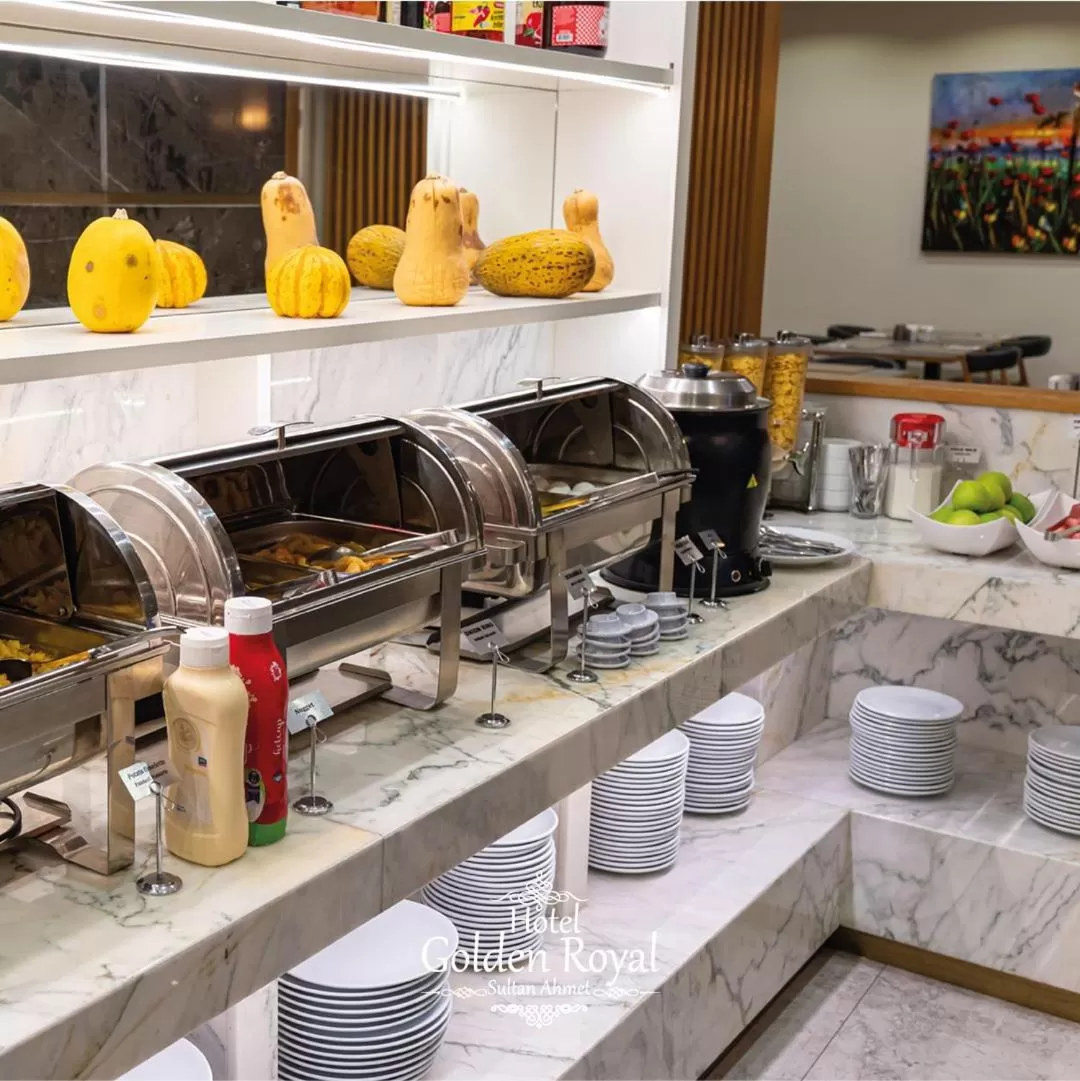 Breakfast, Kitchen/Kitchenette in Golden Royal Hotel