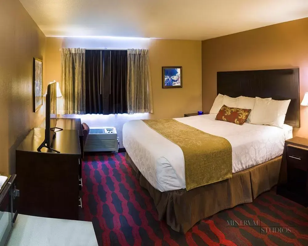 Photo of the whole room, Bed in Americas Best Value Inn & Suites-Forest Grove/Hillsboro