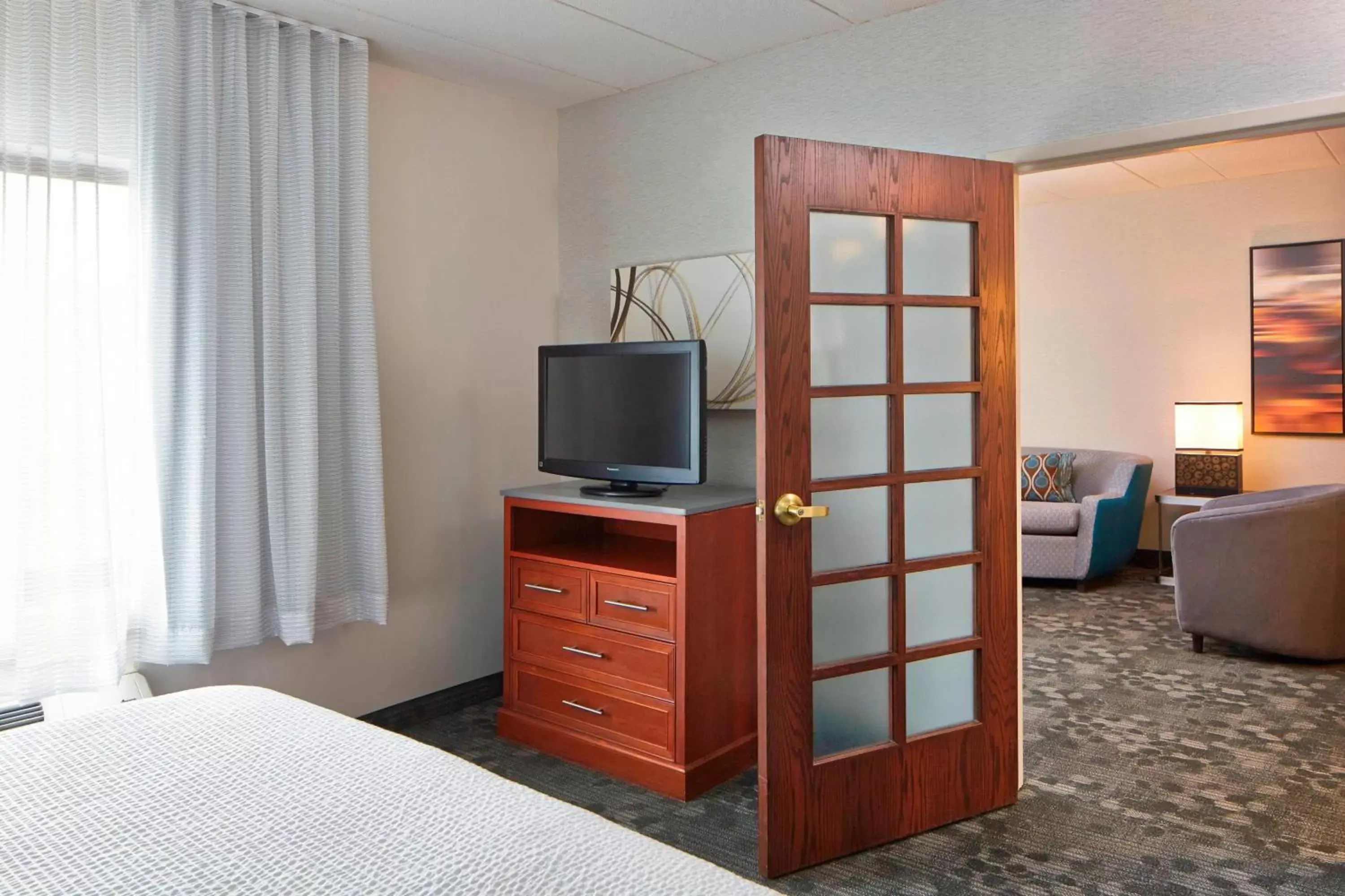Bedroom, TV/Entertainment Center in Courtyard by Marriott Bloomington Mall of America
