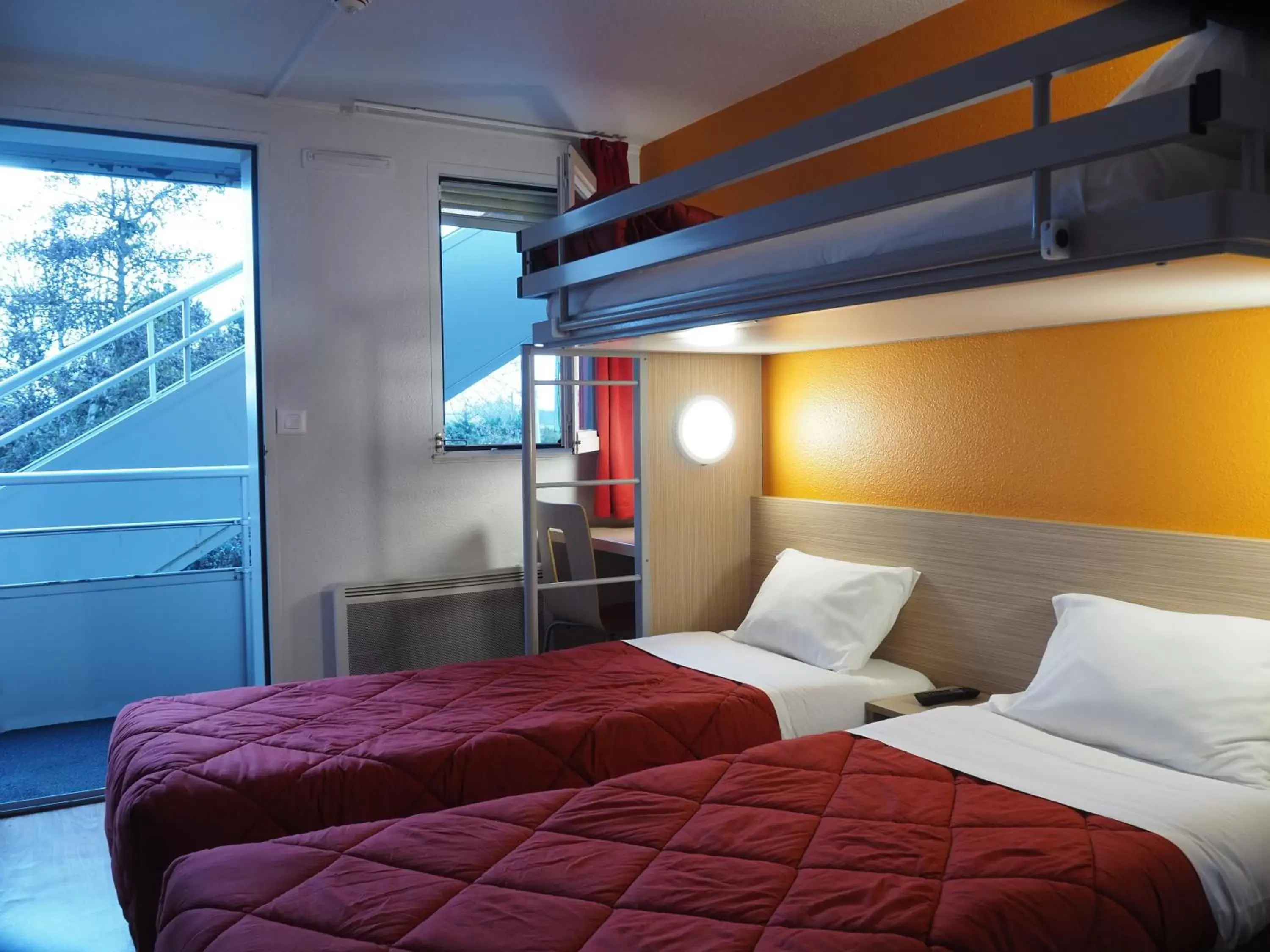 Photo of the whole room, Bunk Bed in Premiere Classe Saumur