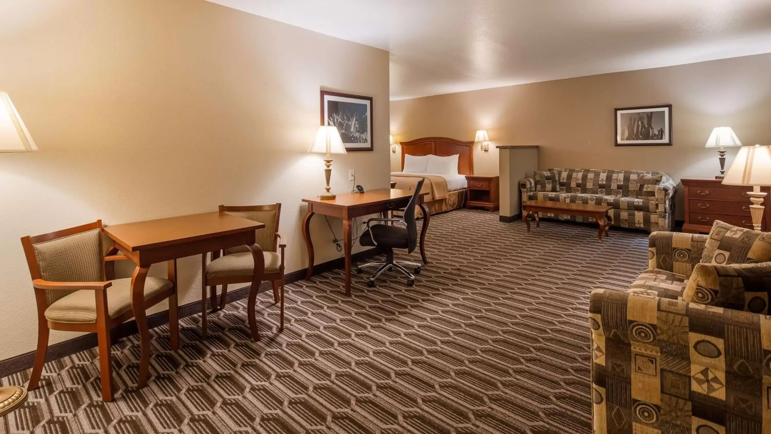 Living room in Best Western Inn of Chandler