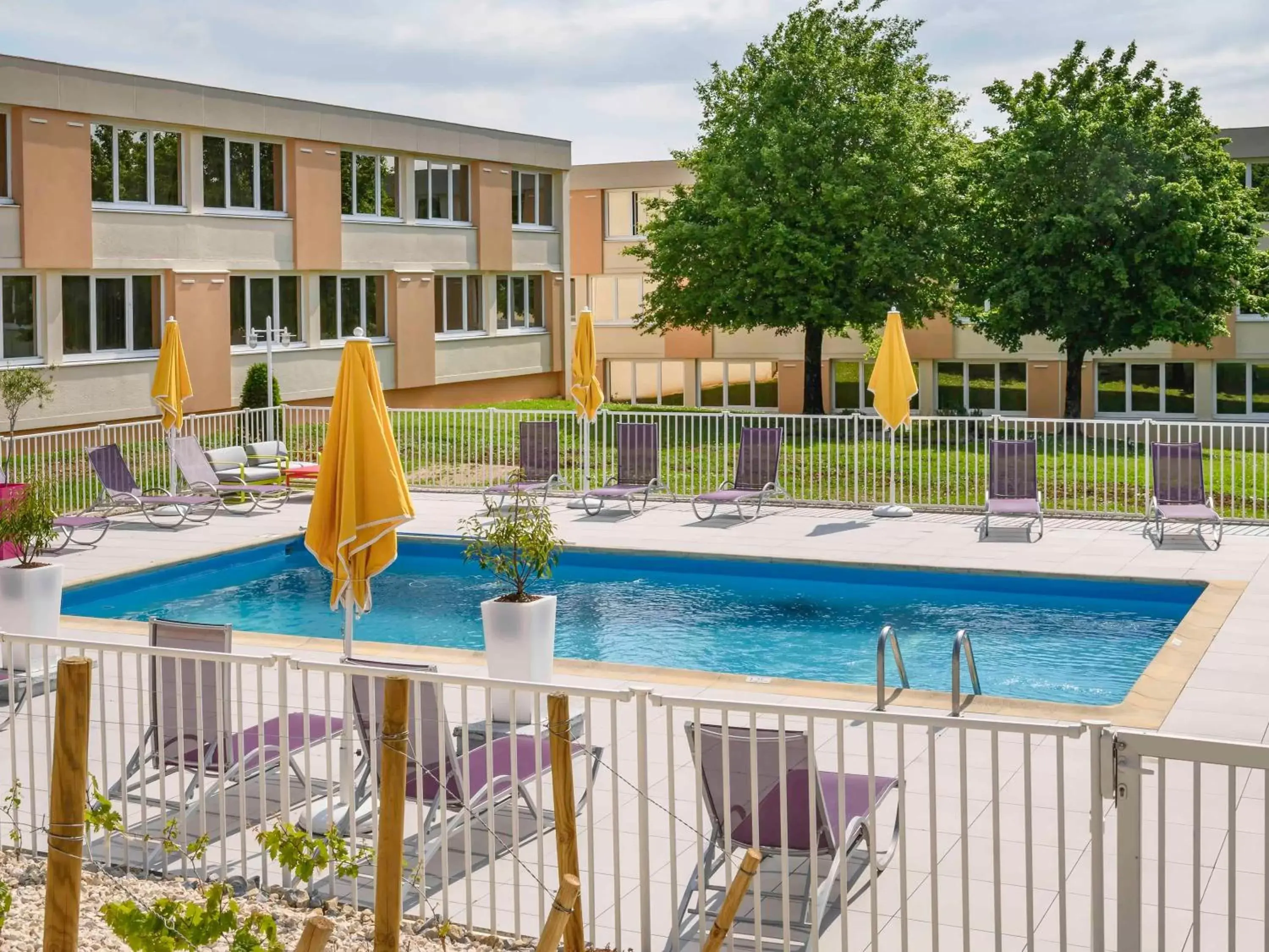 Property building, Swimming Pool in Novotel Dijon Sud