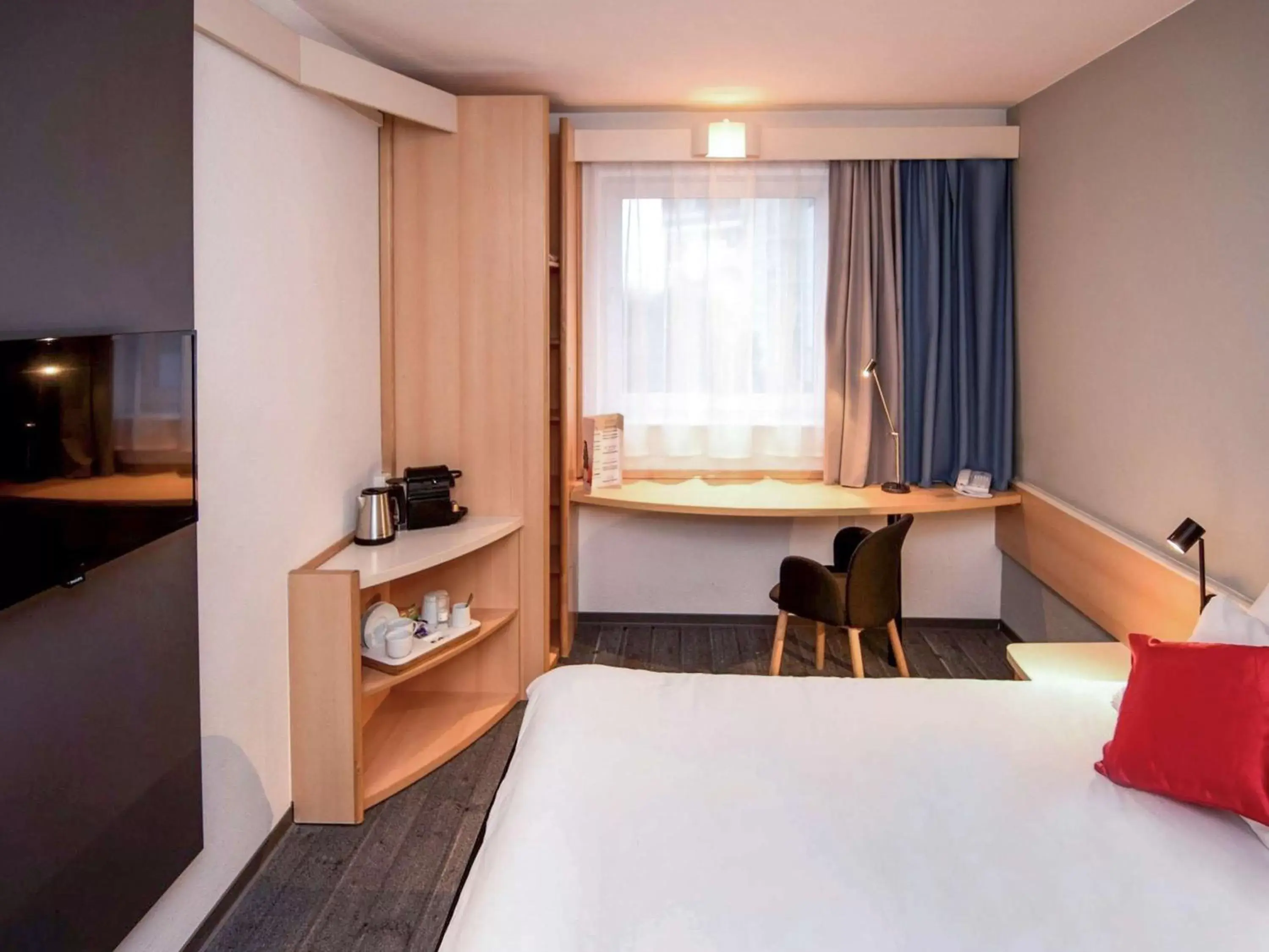 Photo of the whole room, Bed in Ibis Poznan Stare Miasto