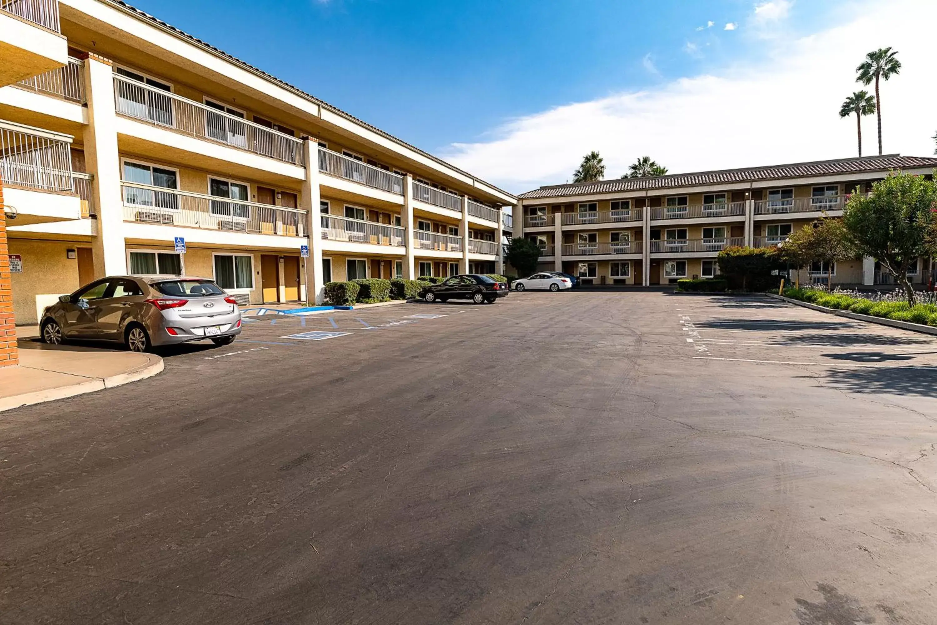 Property Building in Hyland Inn near Pasadena Civic Center