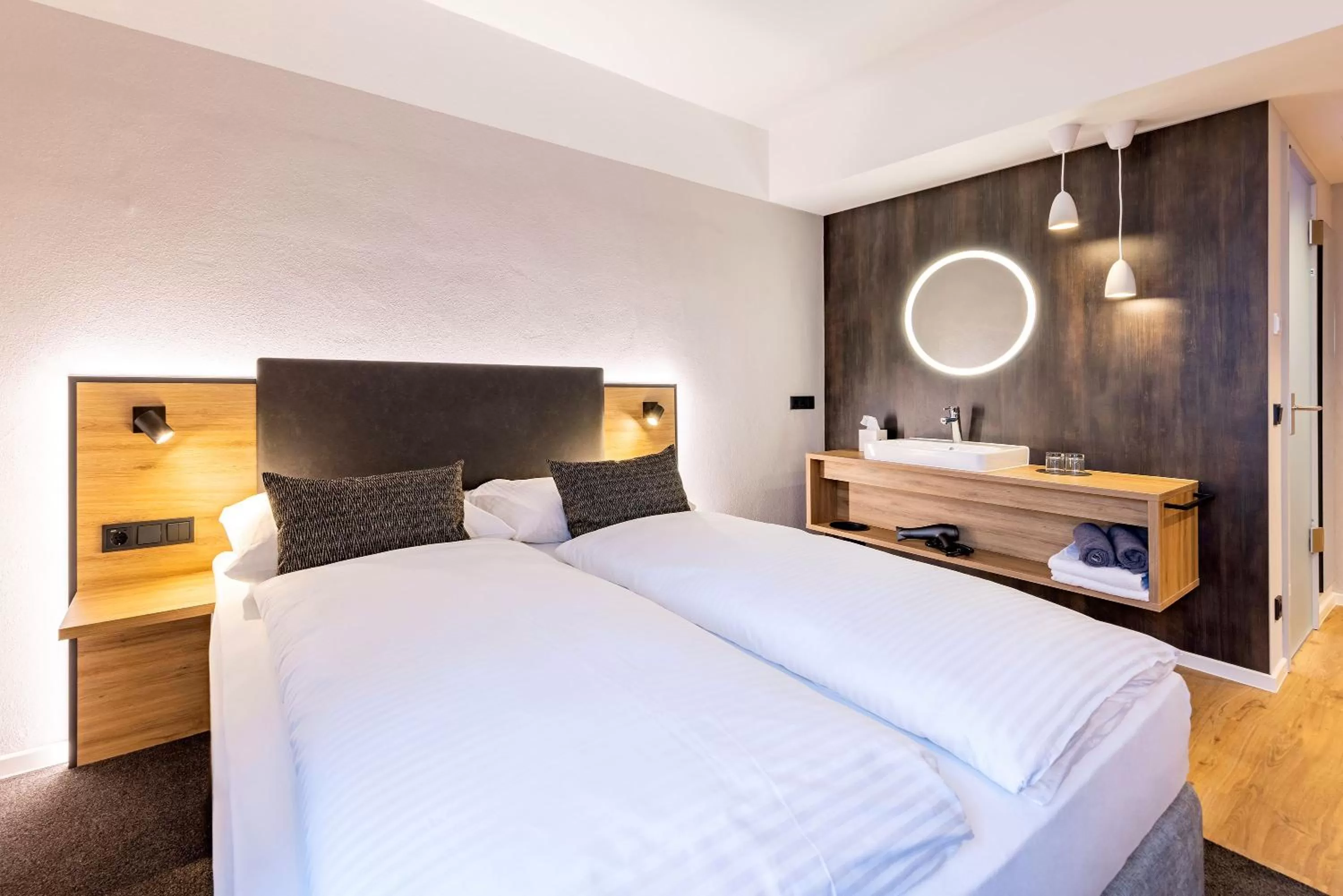 Bathroom, Bed in BOLLWERK Lifestyle Hotel, automatisiertes Hotel mit Self Check In