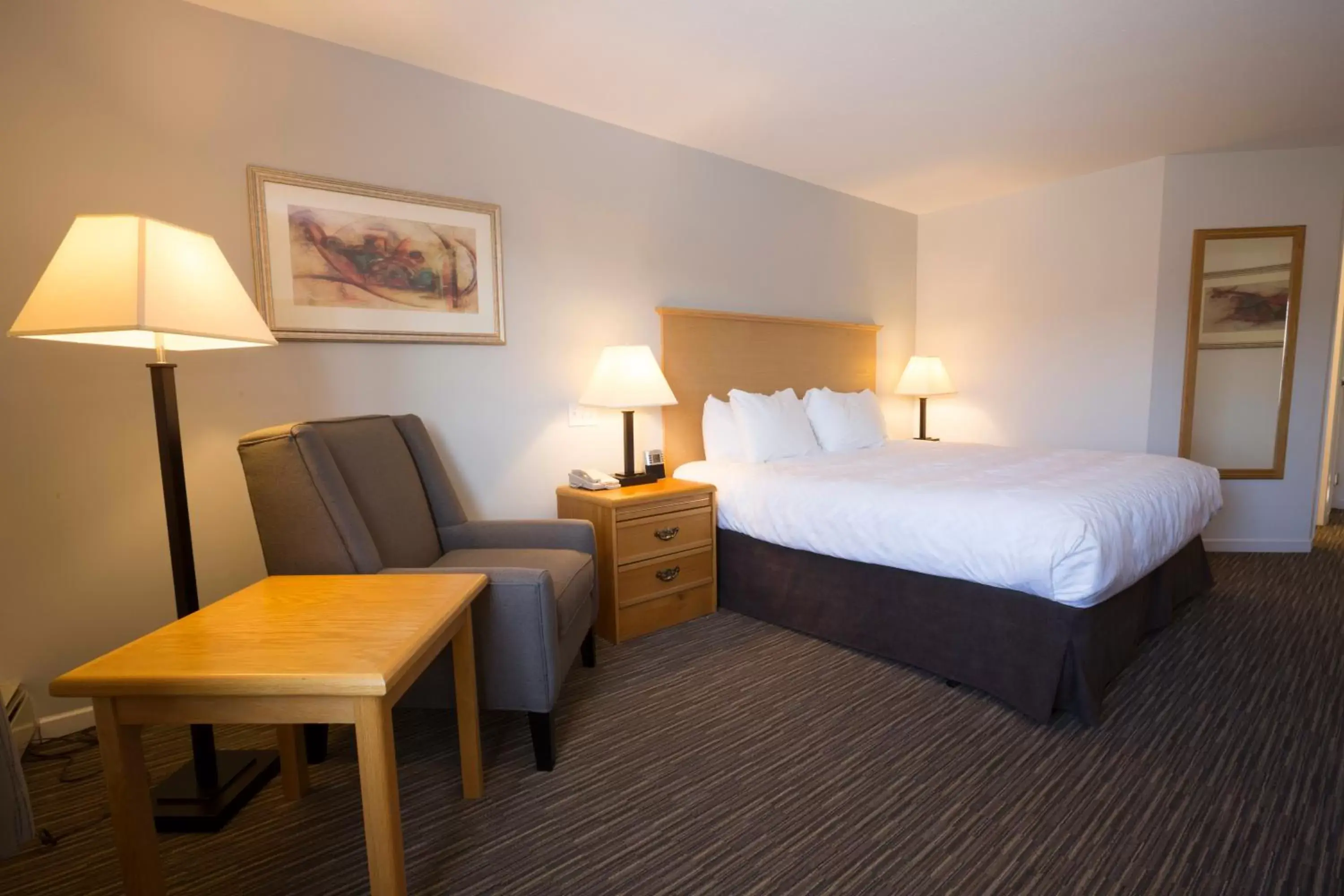 Photo of the whole room, Bed in Tower Inn & Suites