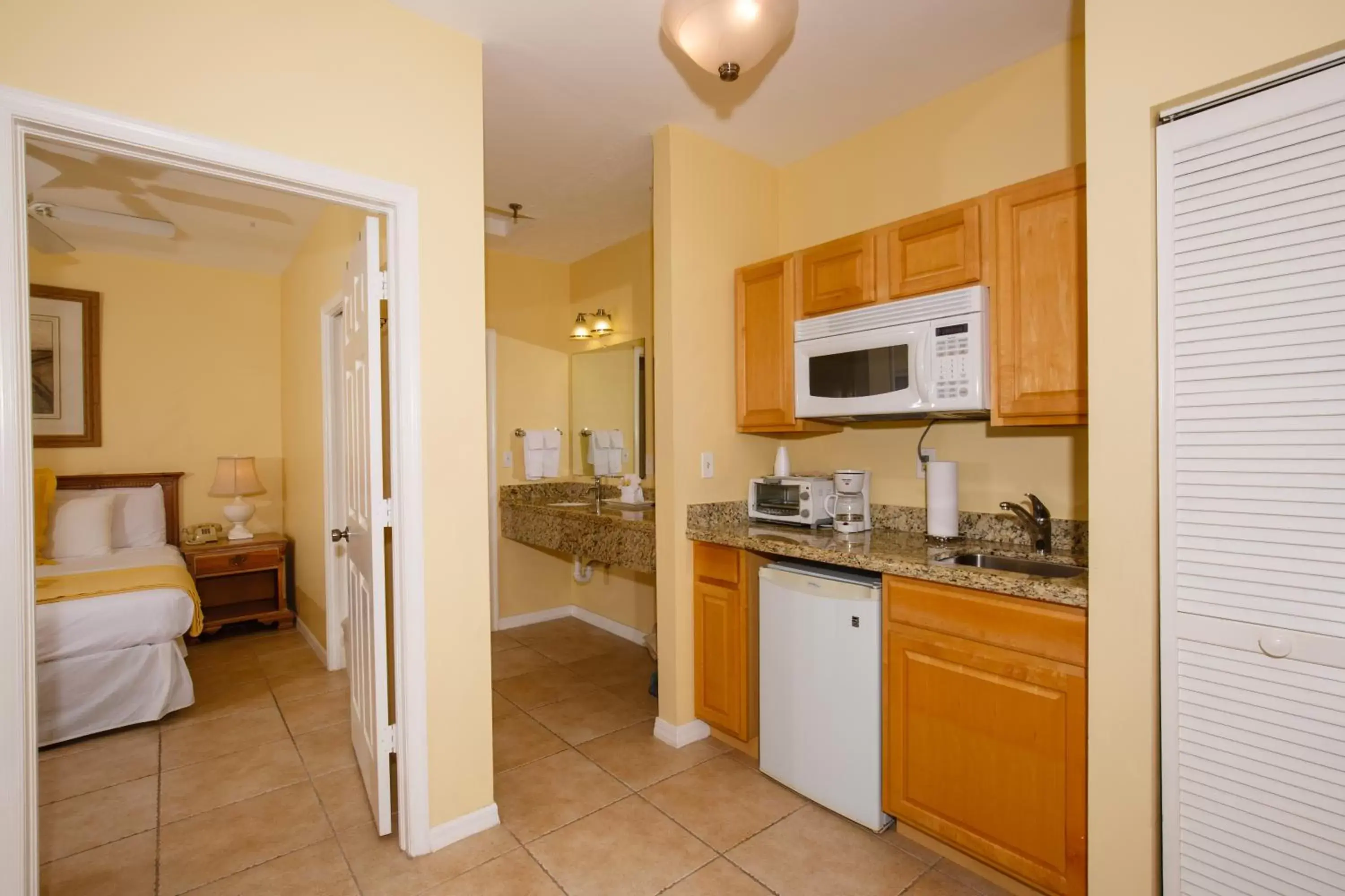 Photo of the whole room, Kitchen/Kitchenette in Naples Garden Inn