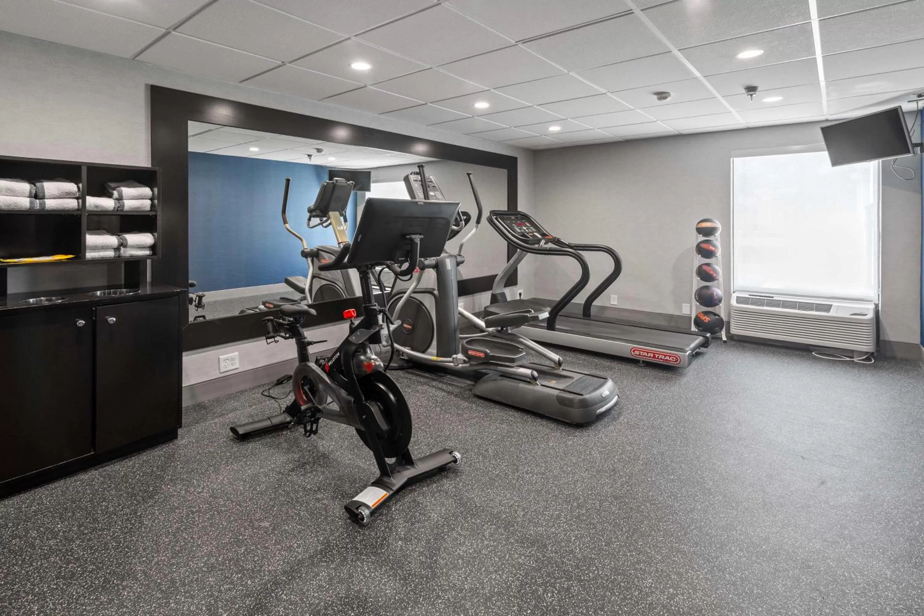 Fitness centre/facilities in Hampton Inn Atlanta-Woodstock