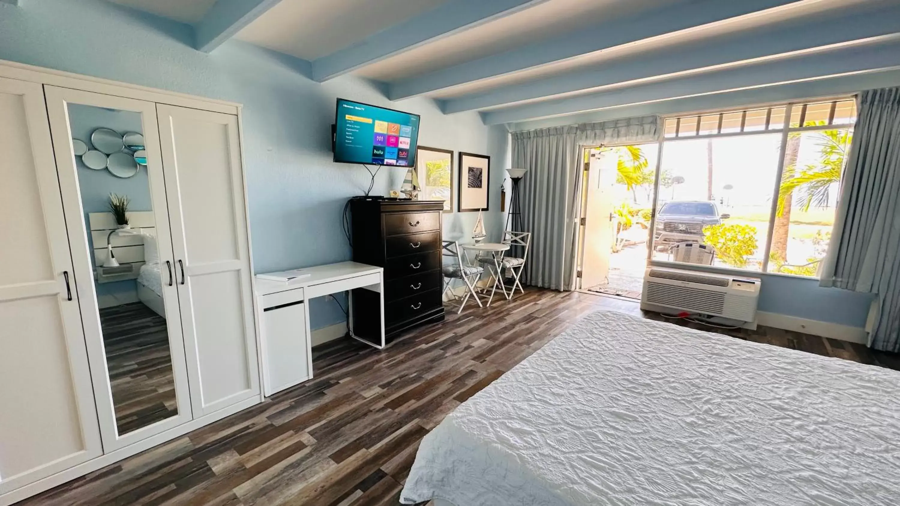 TV/Entertainment Center in DOLPHINS, BEACH step away, WIFI, FREE PARKING,POOLS, JACUZZI