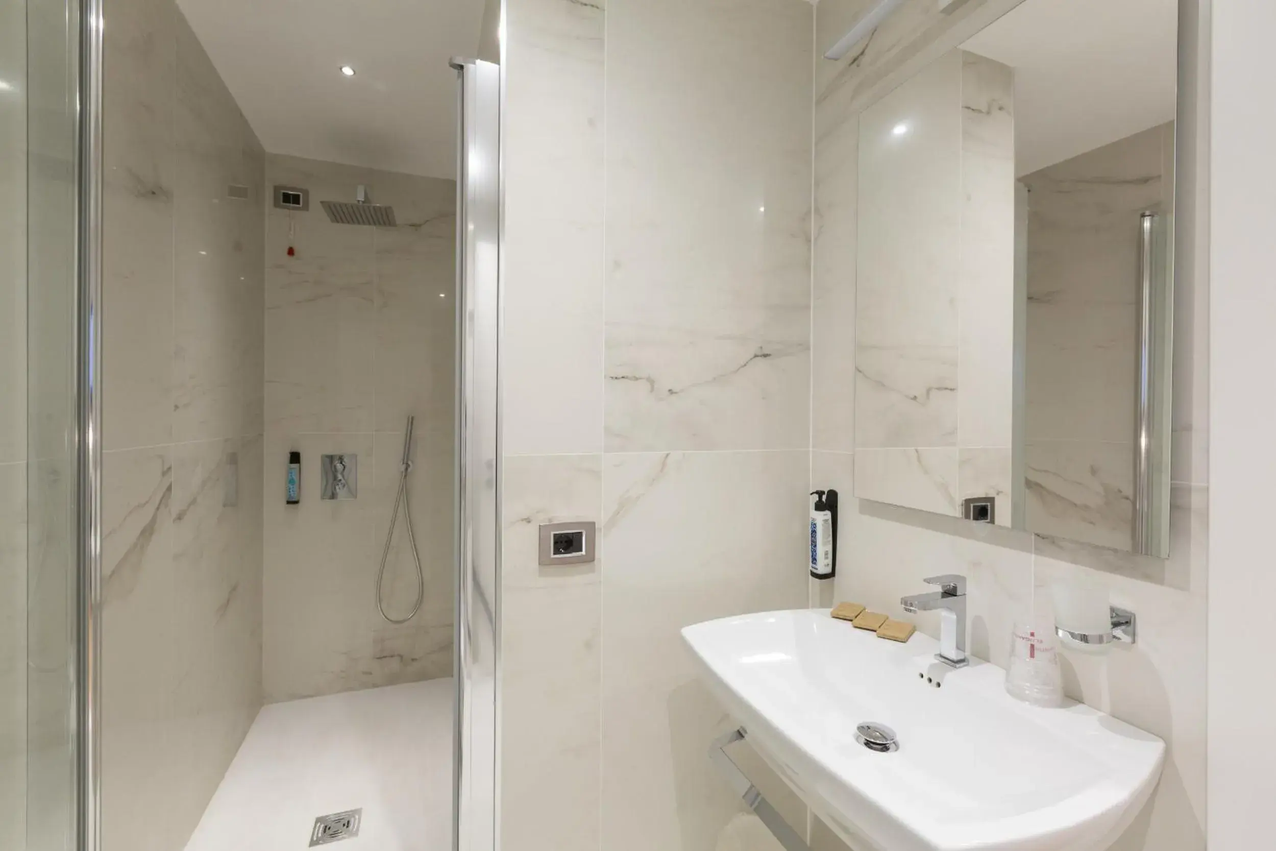 Shower, Bathroom in Floris Hotel