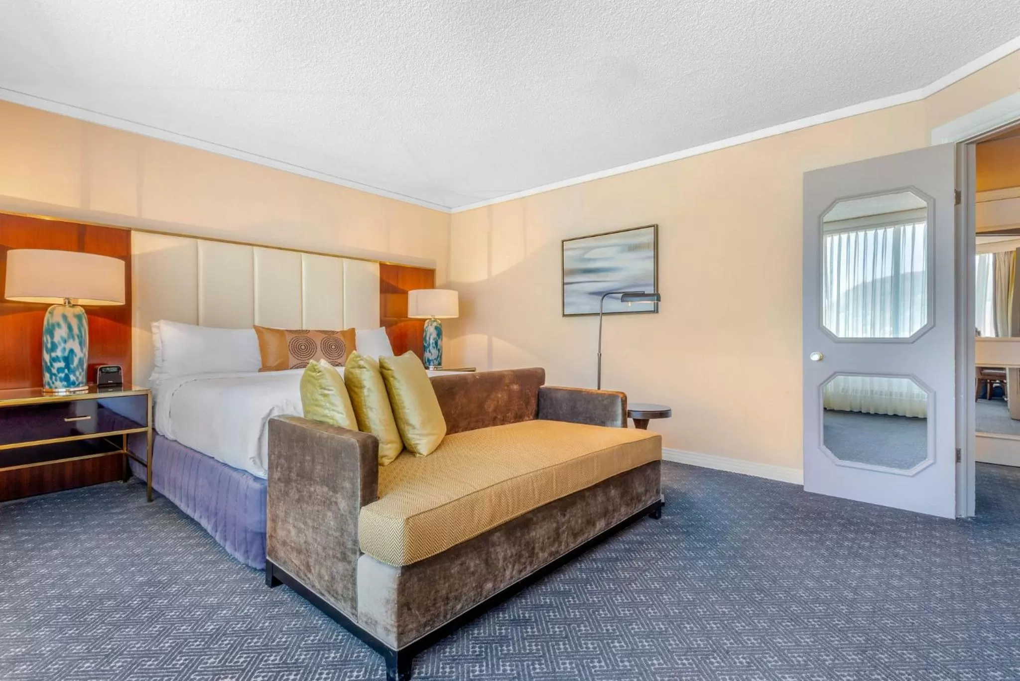 Bedroom, Bed in Omni Mont-Royal Hotel