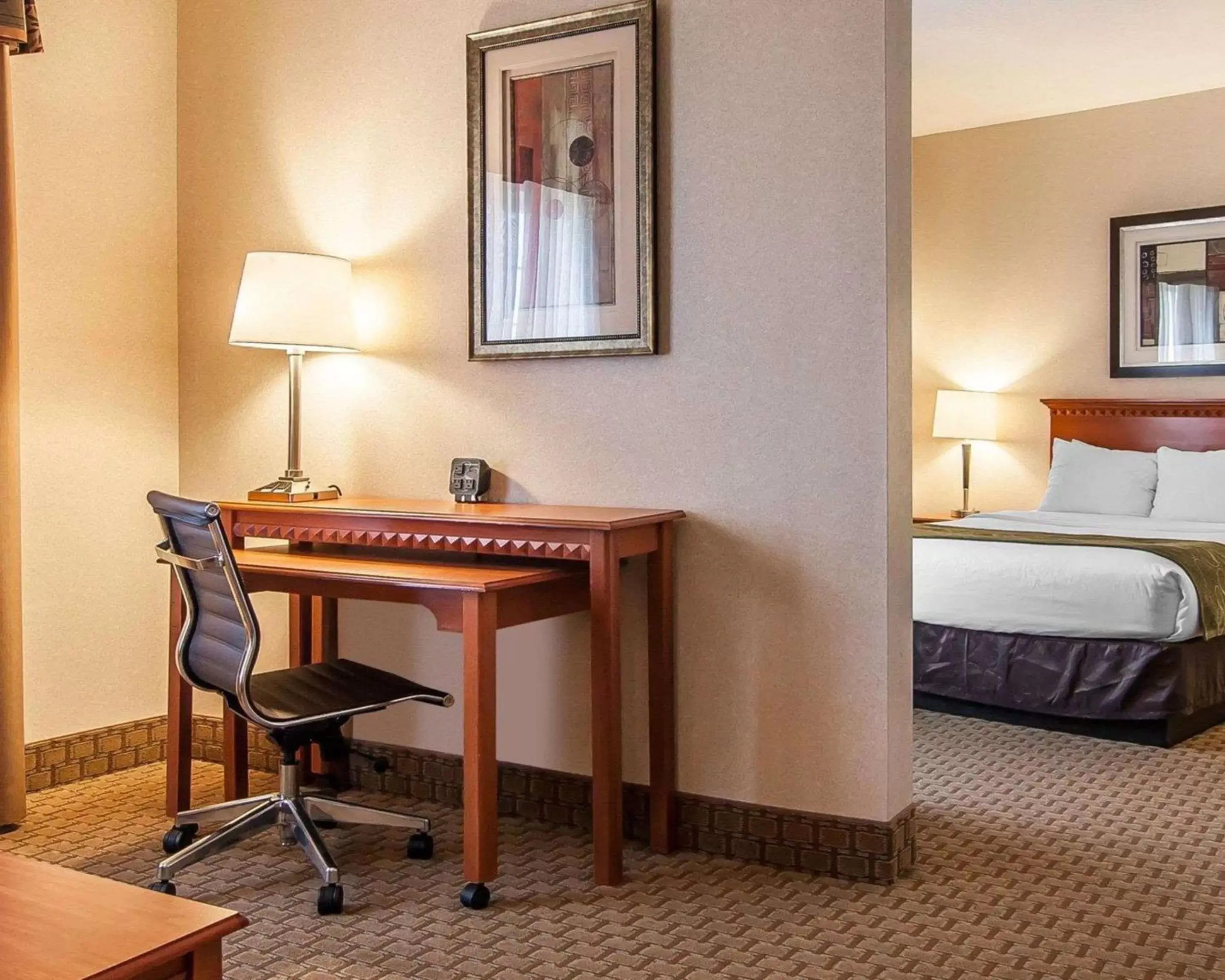 Photo of the whole room, Bed in Comfort Suites Redmond Airport