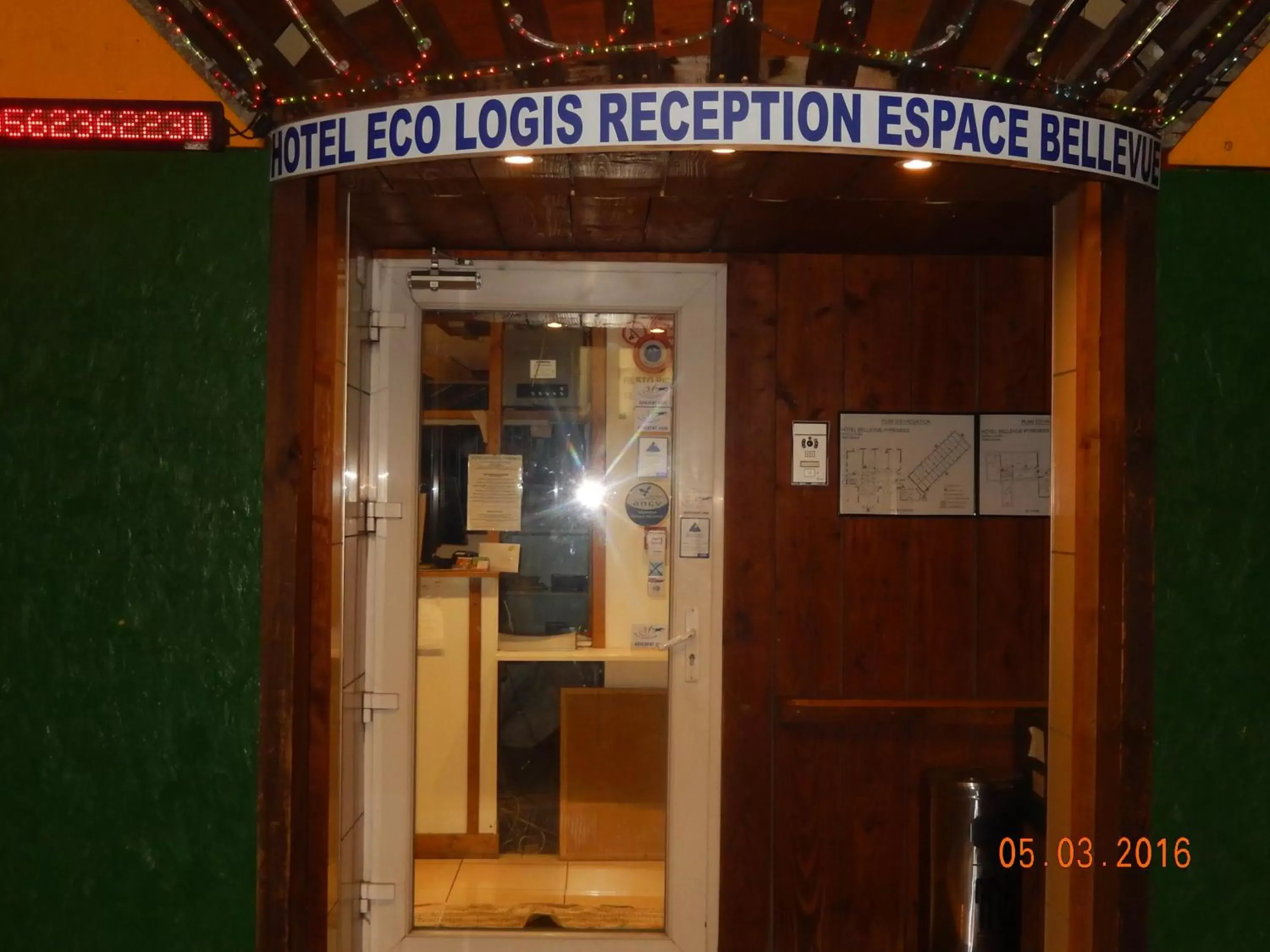 Facade/entrance in Hôtel Eco Logis