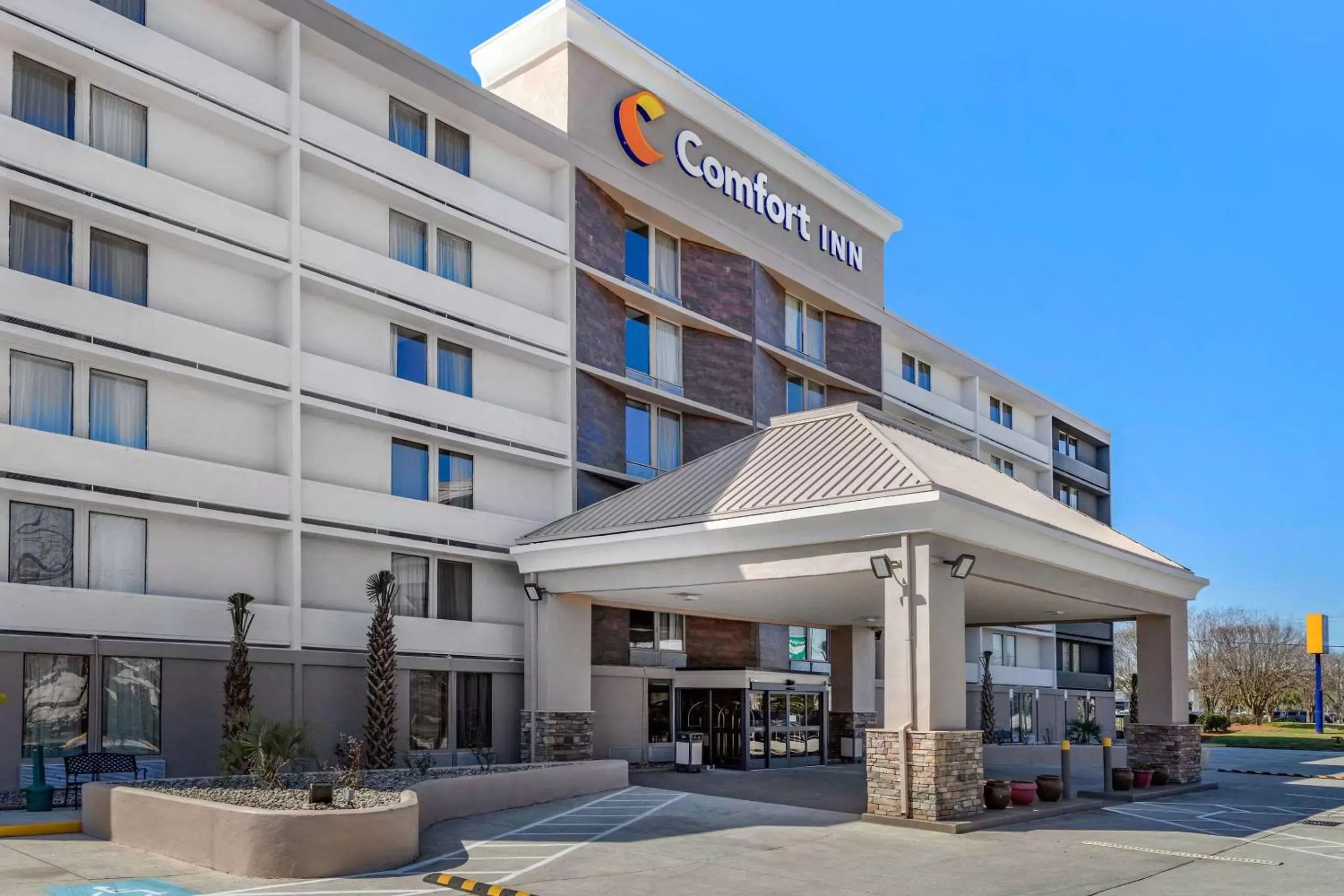 Property building in Comfort Inn University Wilmington