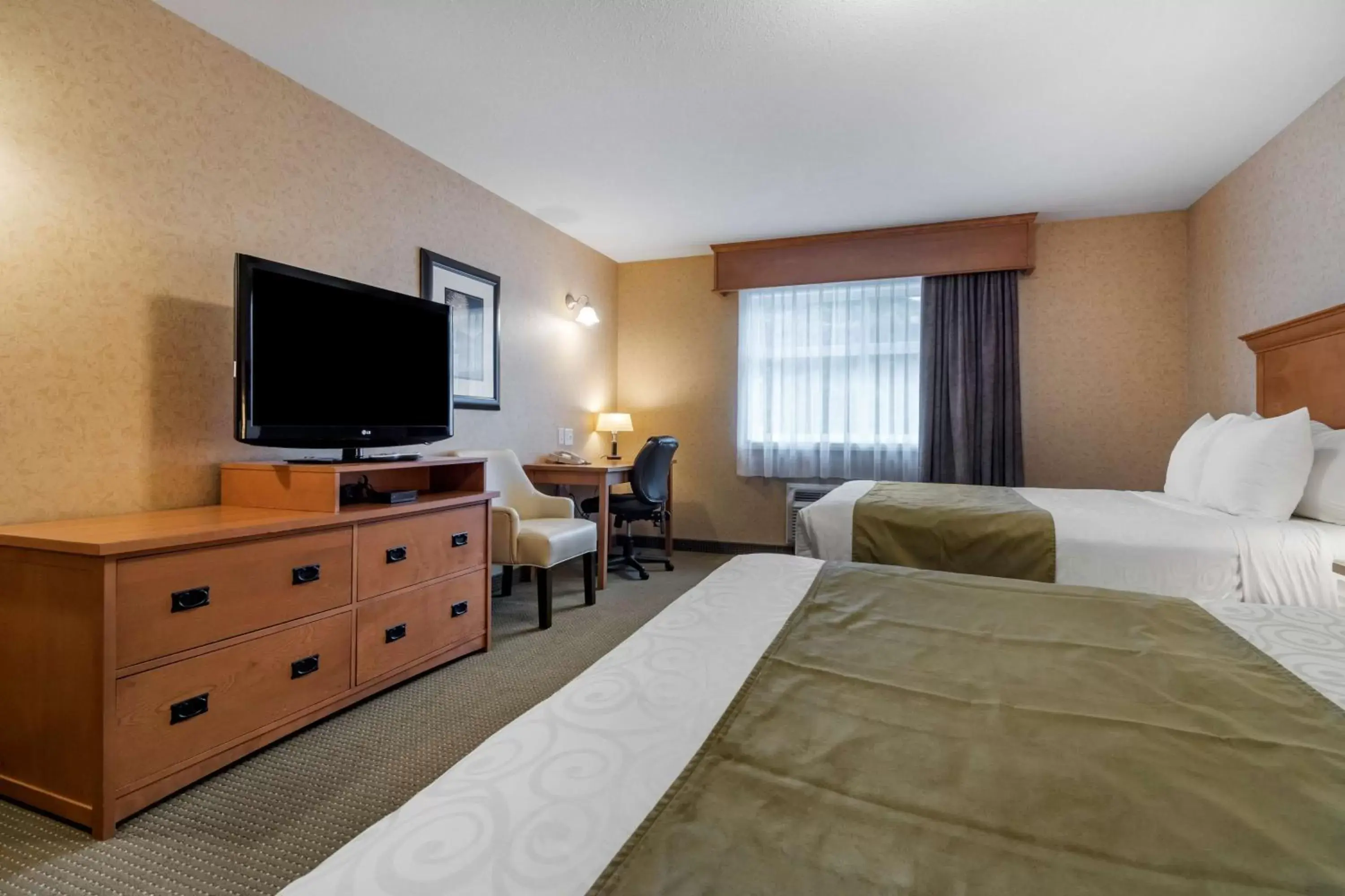 Bedroom, Bed in Best Western Sicamous Inn