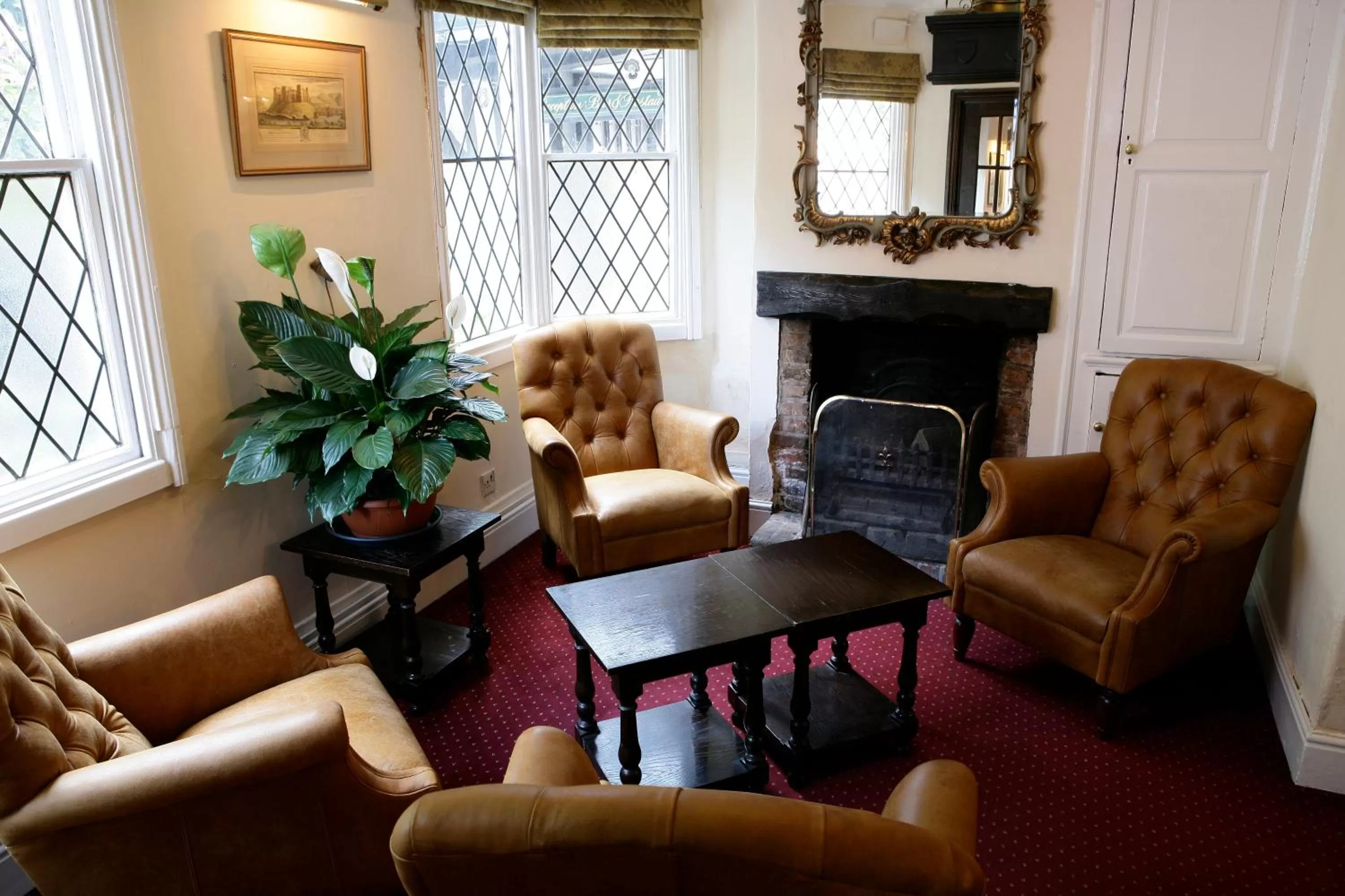 Lounge or bar in The Saracens Head Hotel
