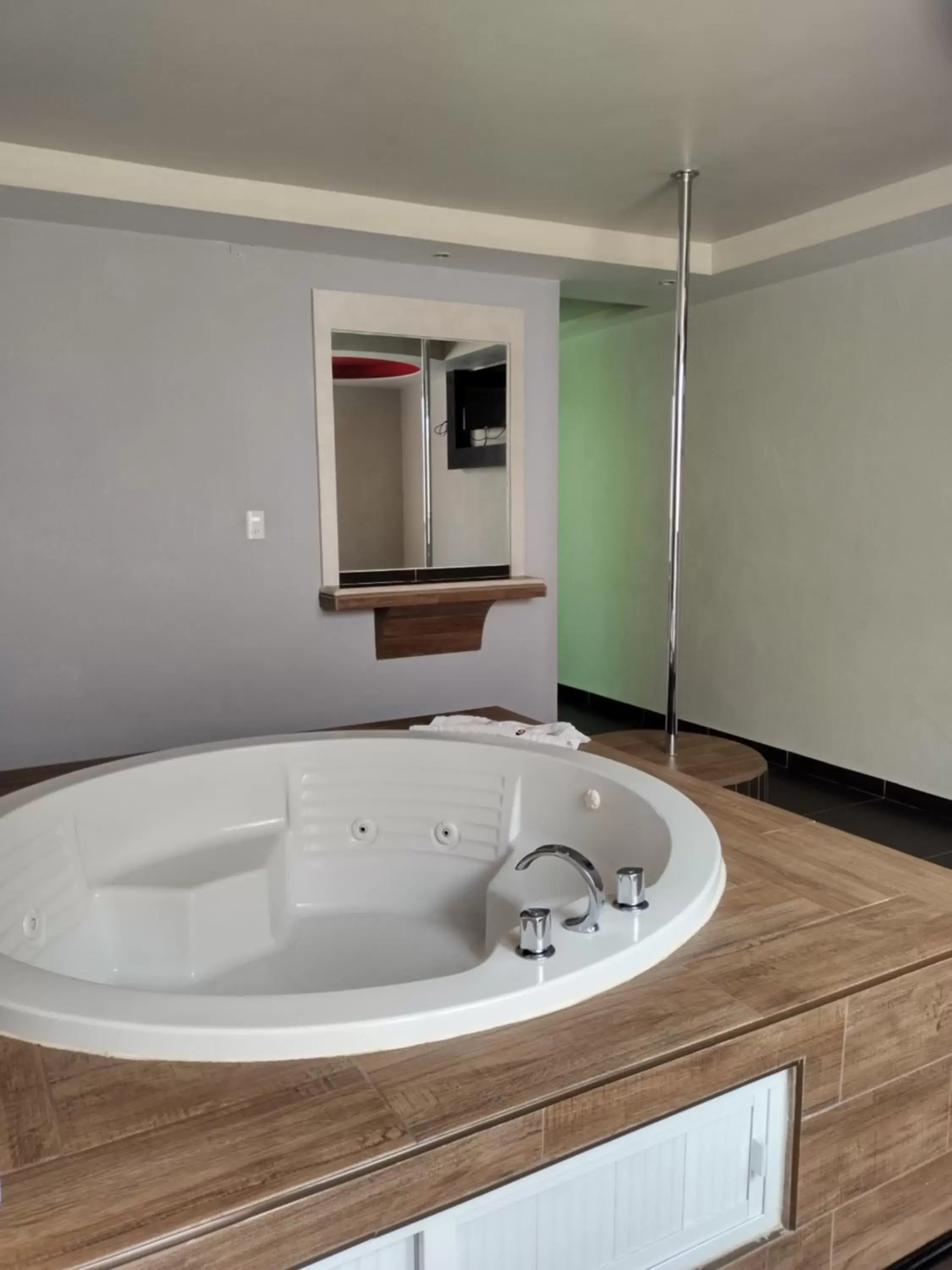 Hot Tub, Bathroom in Hotel & Villas 7