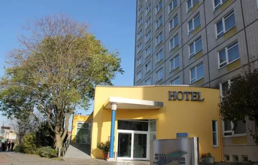 Facade/entrance, Property Building in Hotel Am Terrassenufer