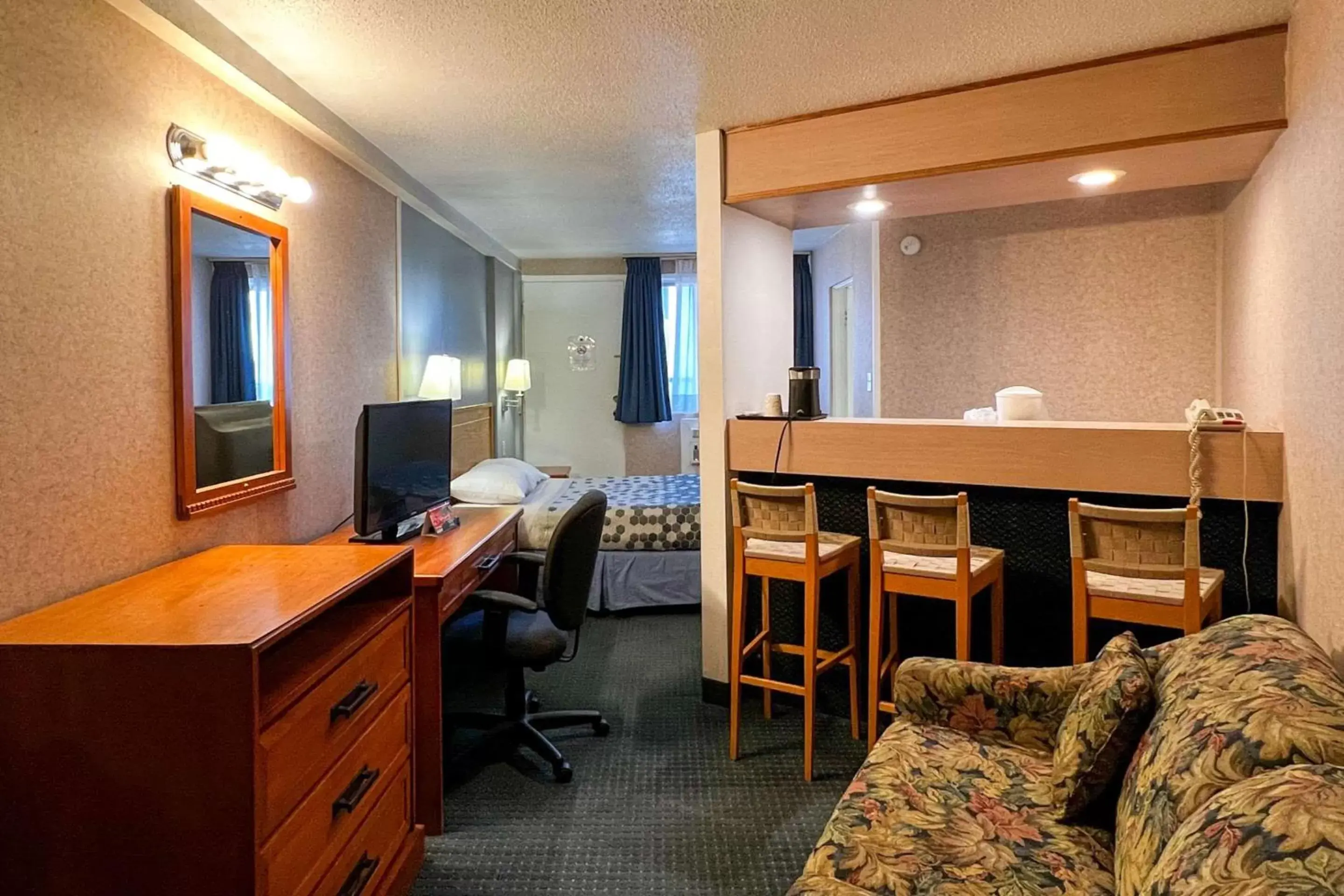Bedroom, Seating Area in Econo Lodge Motel Village