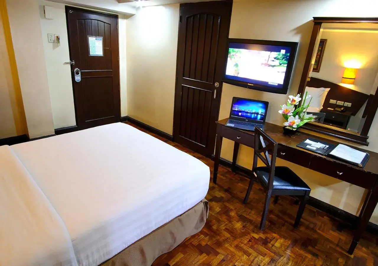 Bedroom, TV/Entertainment Center in Fersal Hotel Manila