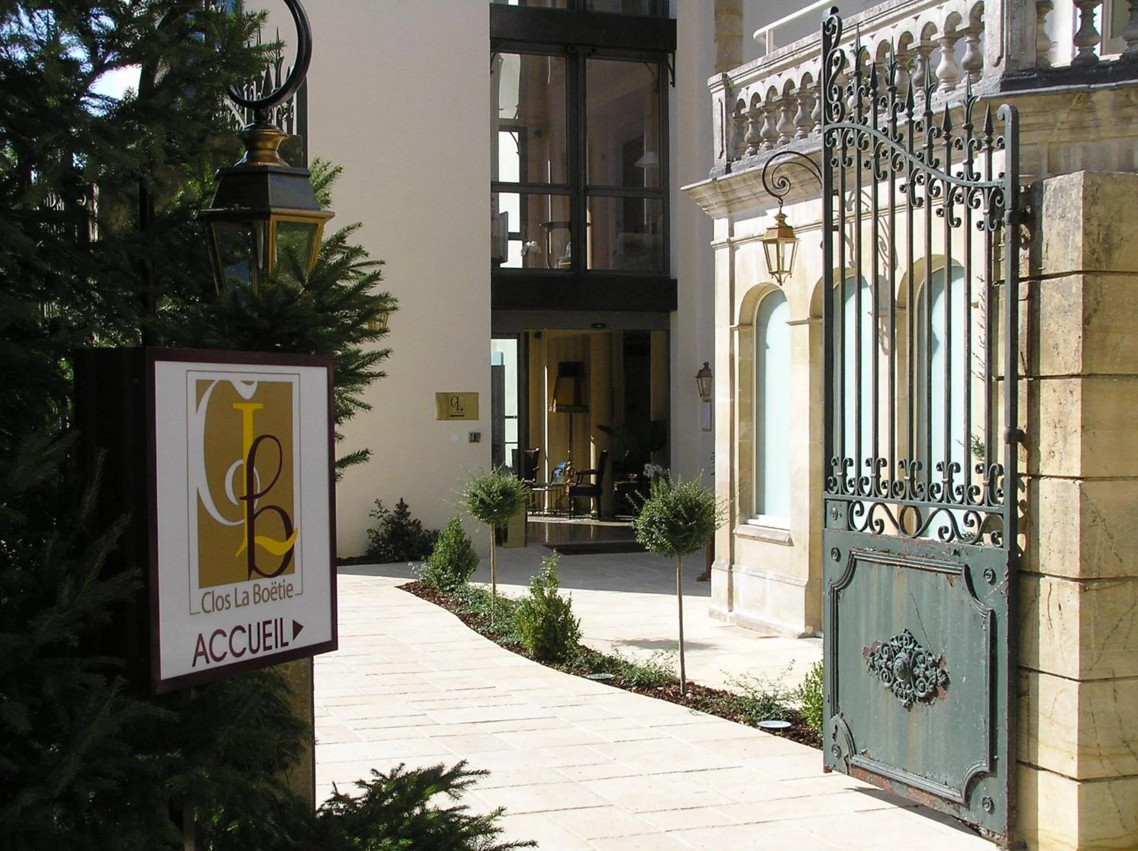 Facade/entrance in Clos La Boëtie &amp; Spa