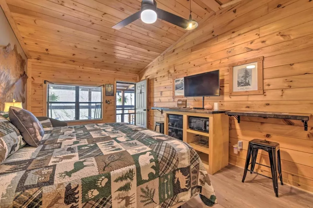 Bed in The Lodge Nantahala River