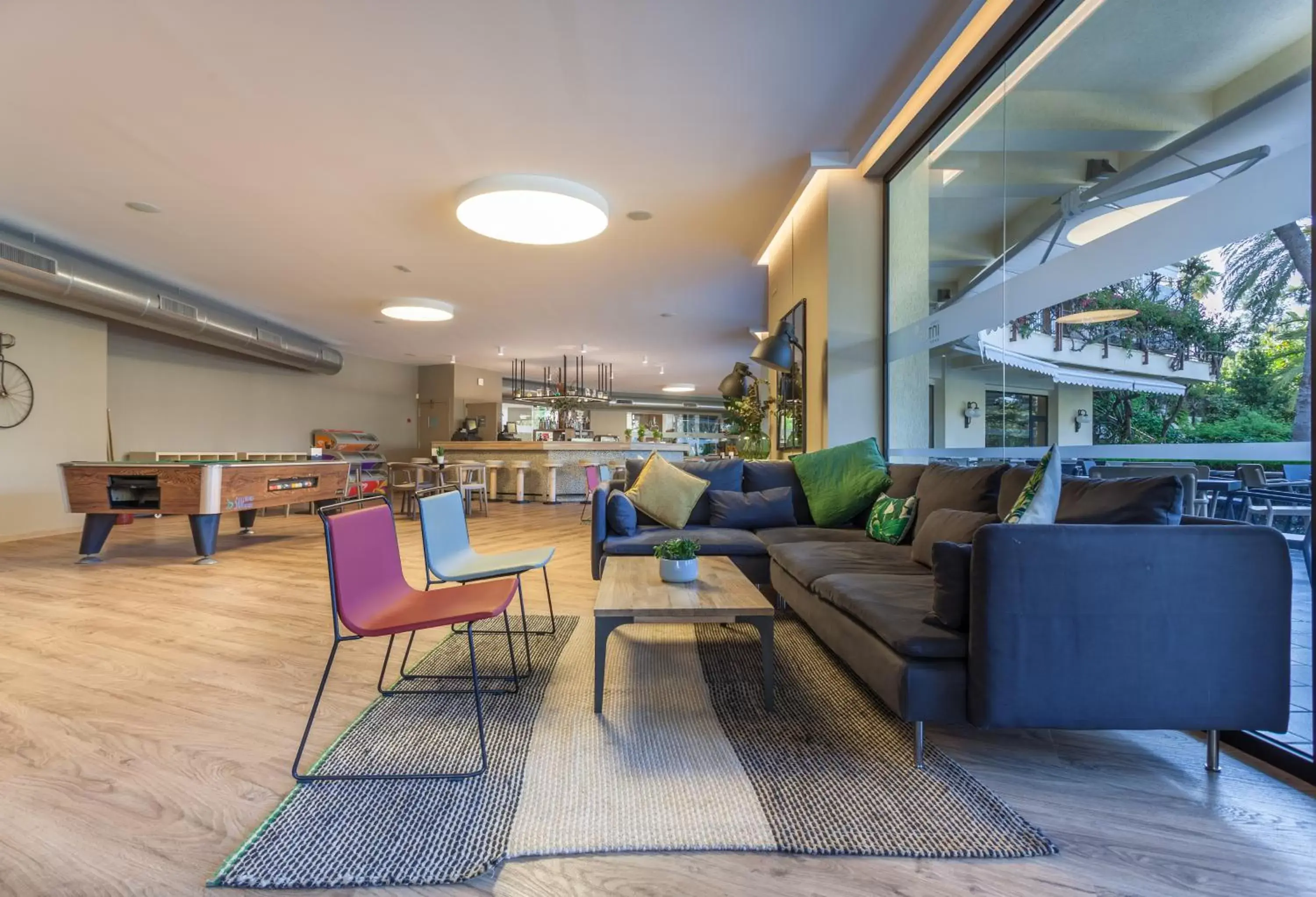 Lounge or bar in Intelier Orange Lounge or bar in Intelier Orange