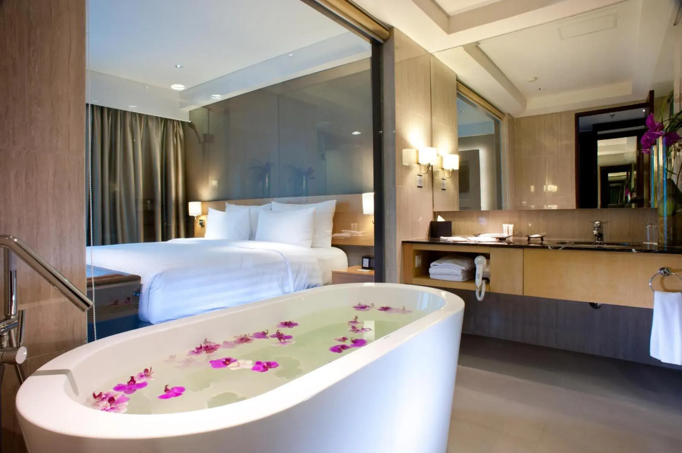 Bed in JS Luwansa Hotel & Convention Center Bed in JS Luwansa Hotel & Convention Center