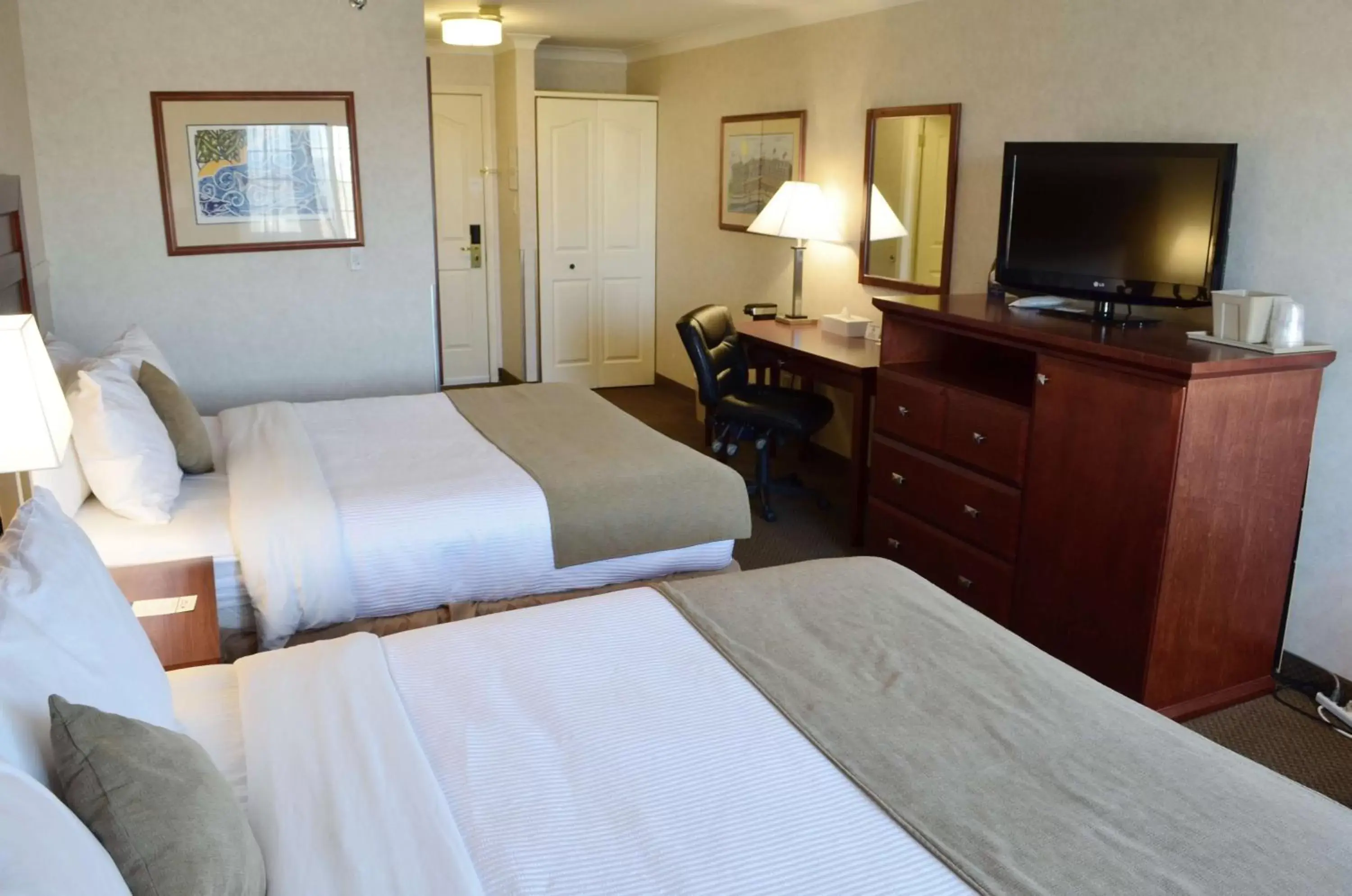 Living room, Bed in Best Western Gold Rush Inn