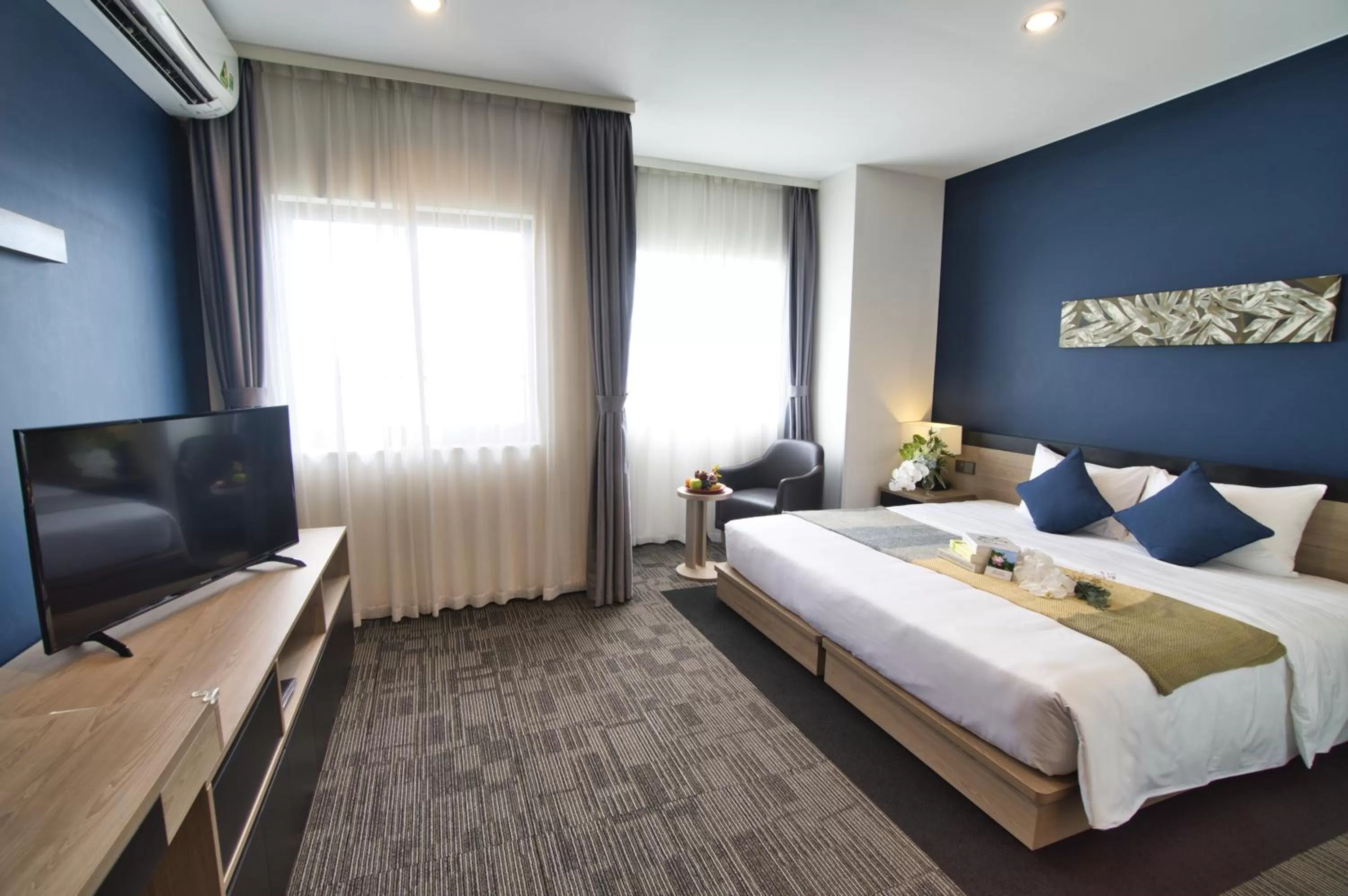 Photo of the whole room, Bed in Roygent Parks Hanoi