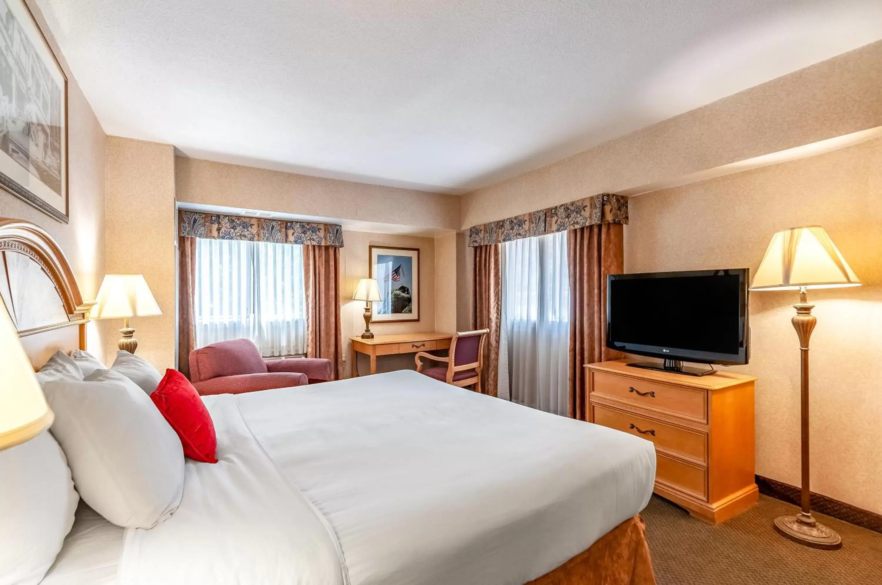 Bedroom, Bed in Red Lion Hotel Rosslyn Iwo Jima Bedroom, Bed in Red Lion Hotel Rosslyn Iwo Jima