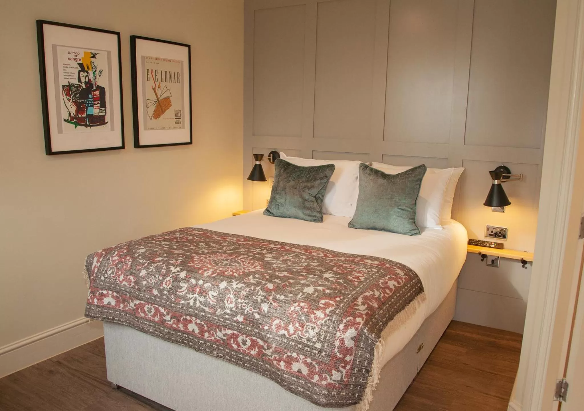 Bedroom, Bed in The Kings Arms Hotel