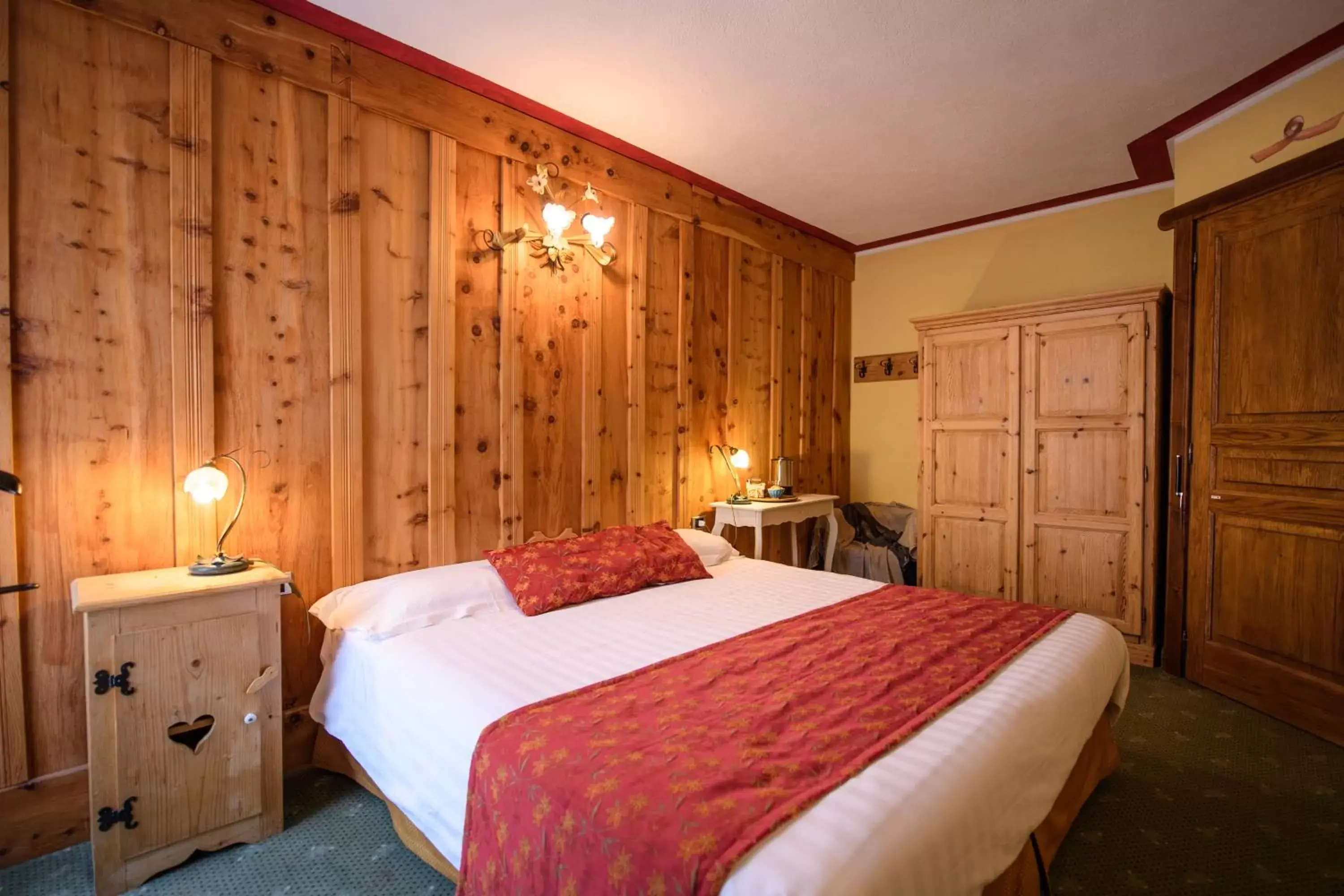 Bedroom, Bed in Hotel Chalet La Meridiana