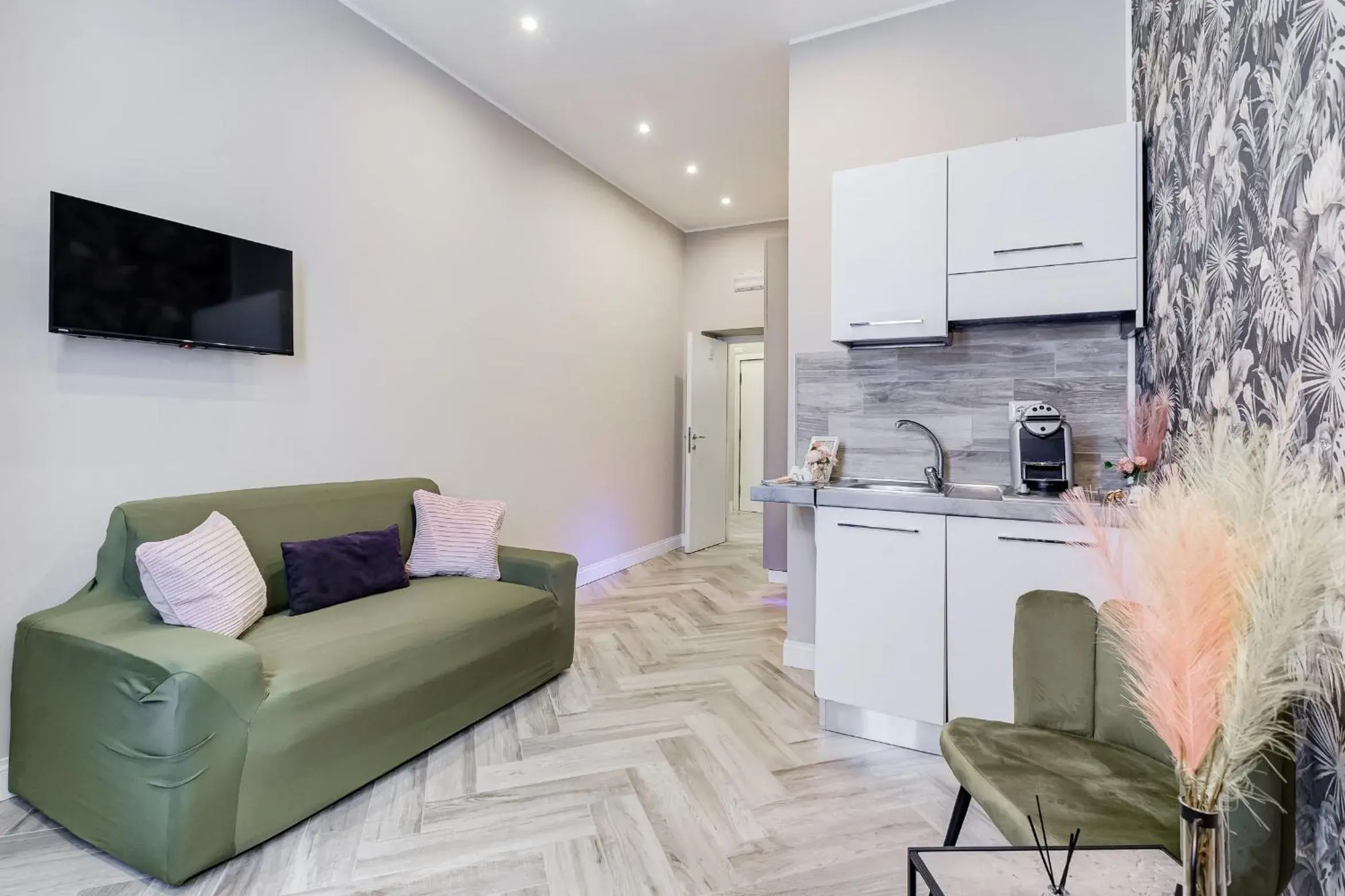 Communal lounge/ TV room, Kitchen/Kitchenette in Hanky Suite