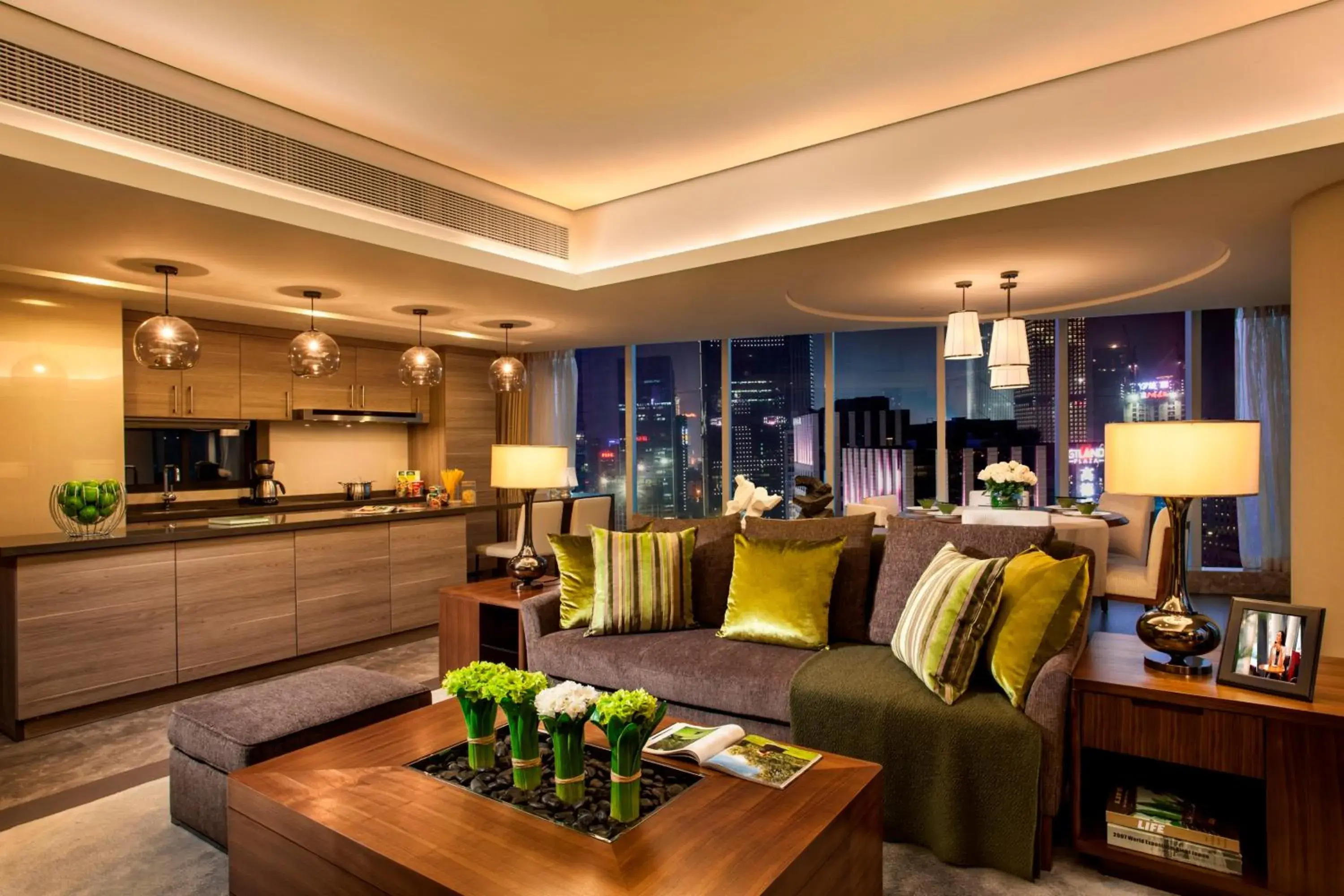 Kitchen or kitchenette, Lobby/Reception in Ascott IFC Guangzhou Residence