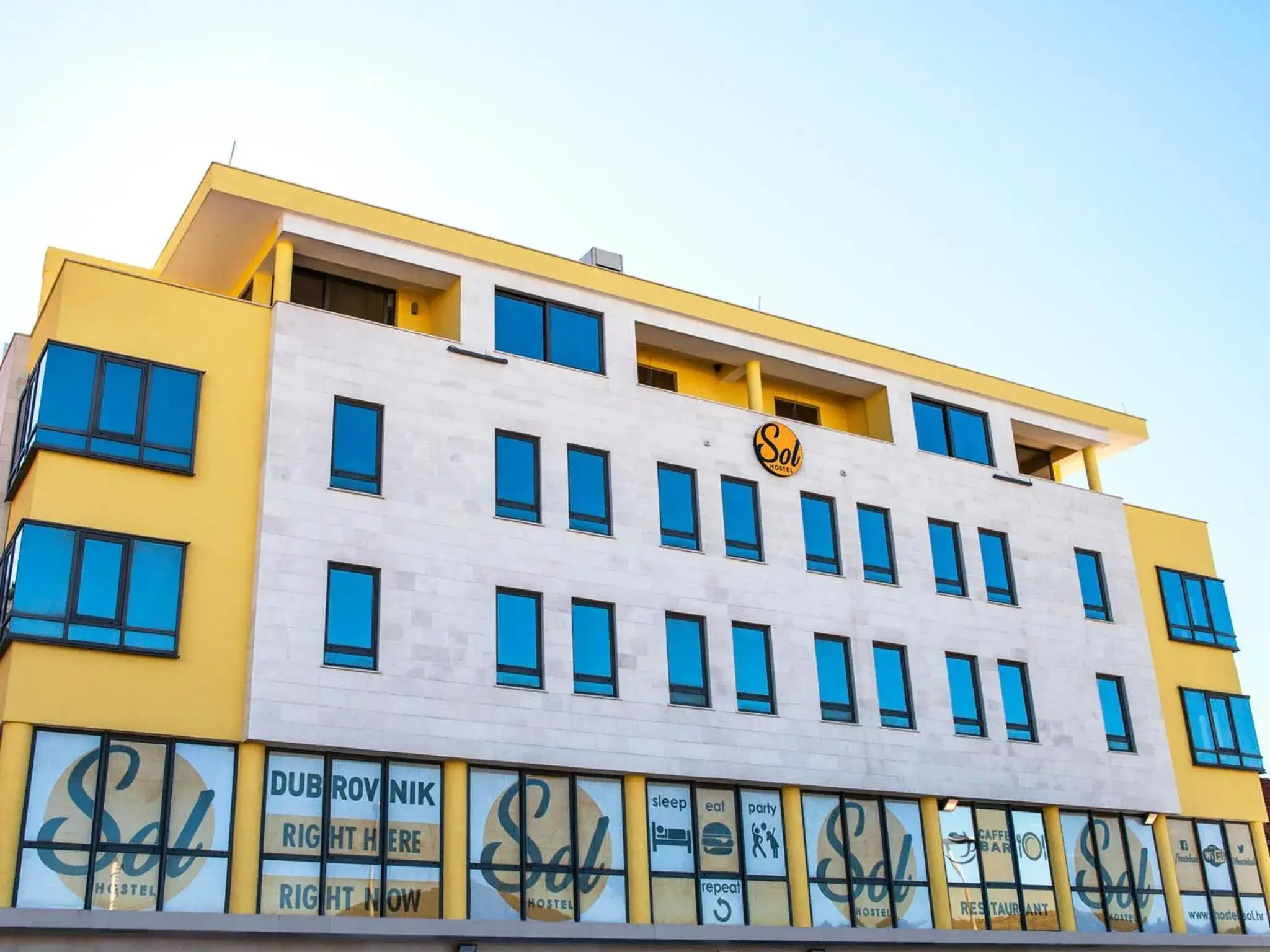 Property building in Hostel Sol Property building in Hostel Sol