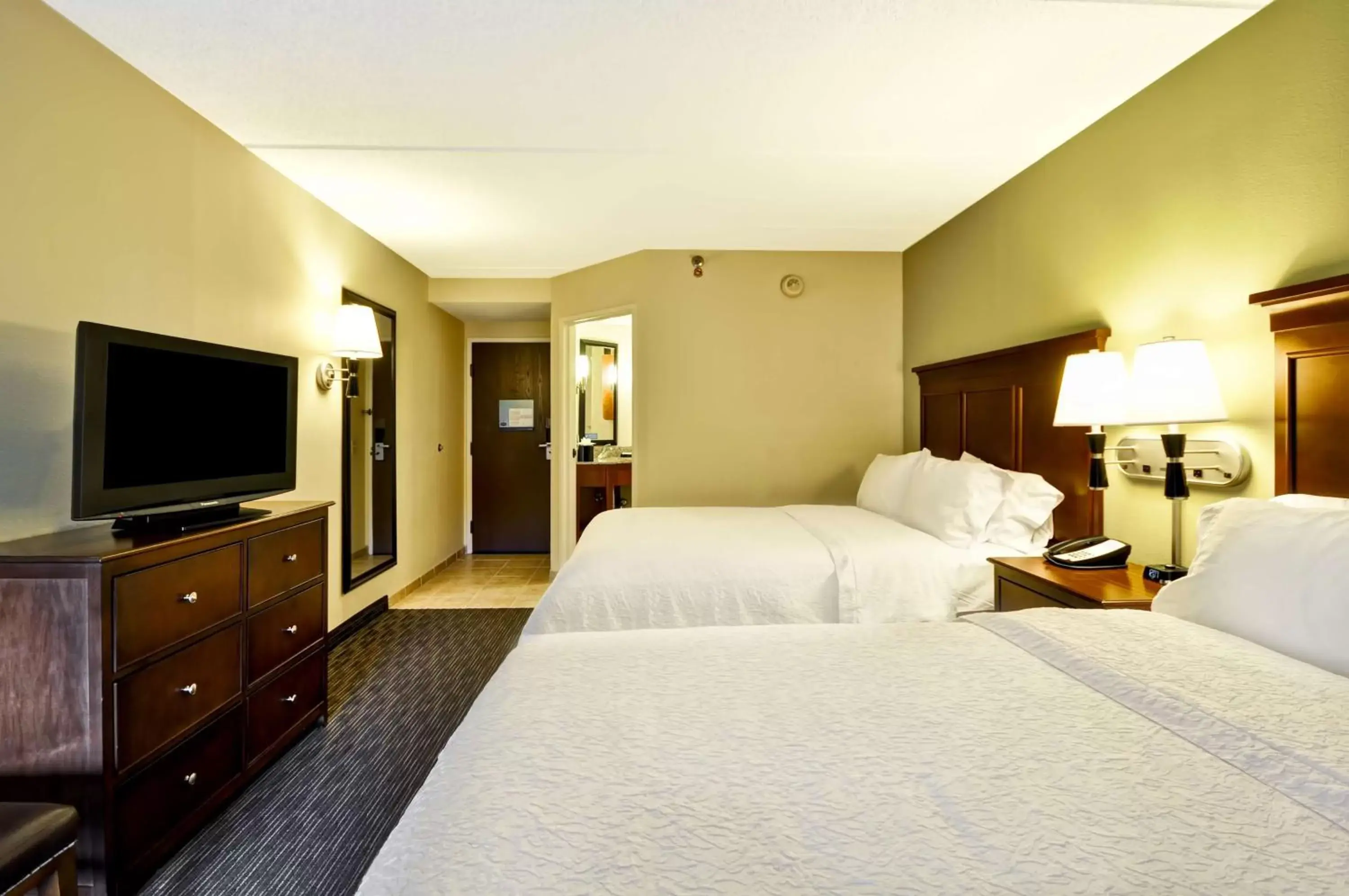 Bed in Hampton Inn Cleveland-Westlake