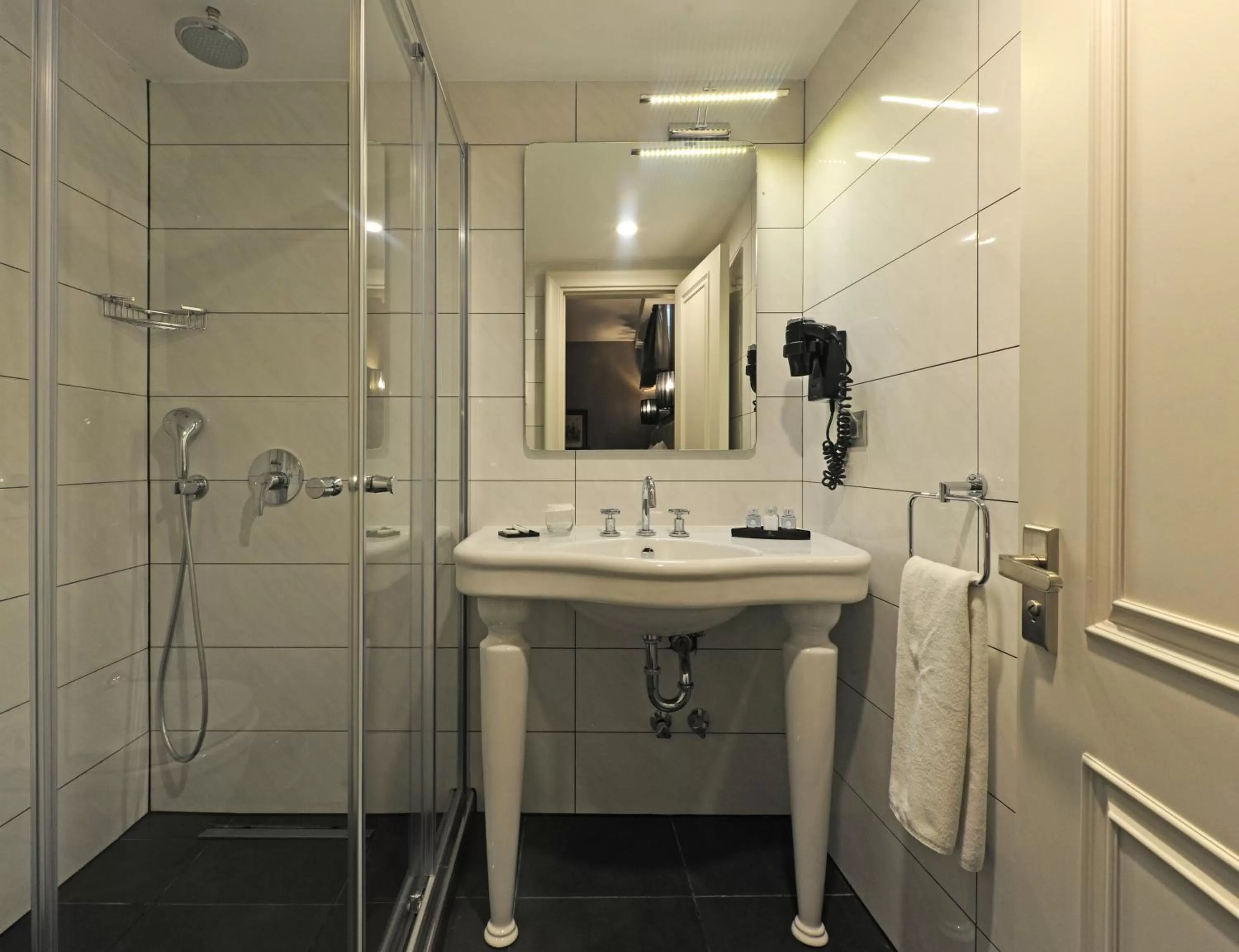 Bathroom in Le Petit Palace Hotel - Special Category