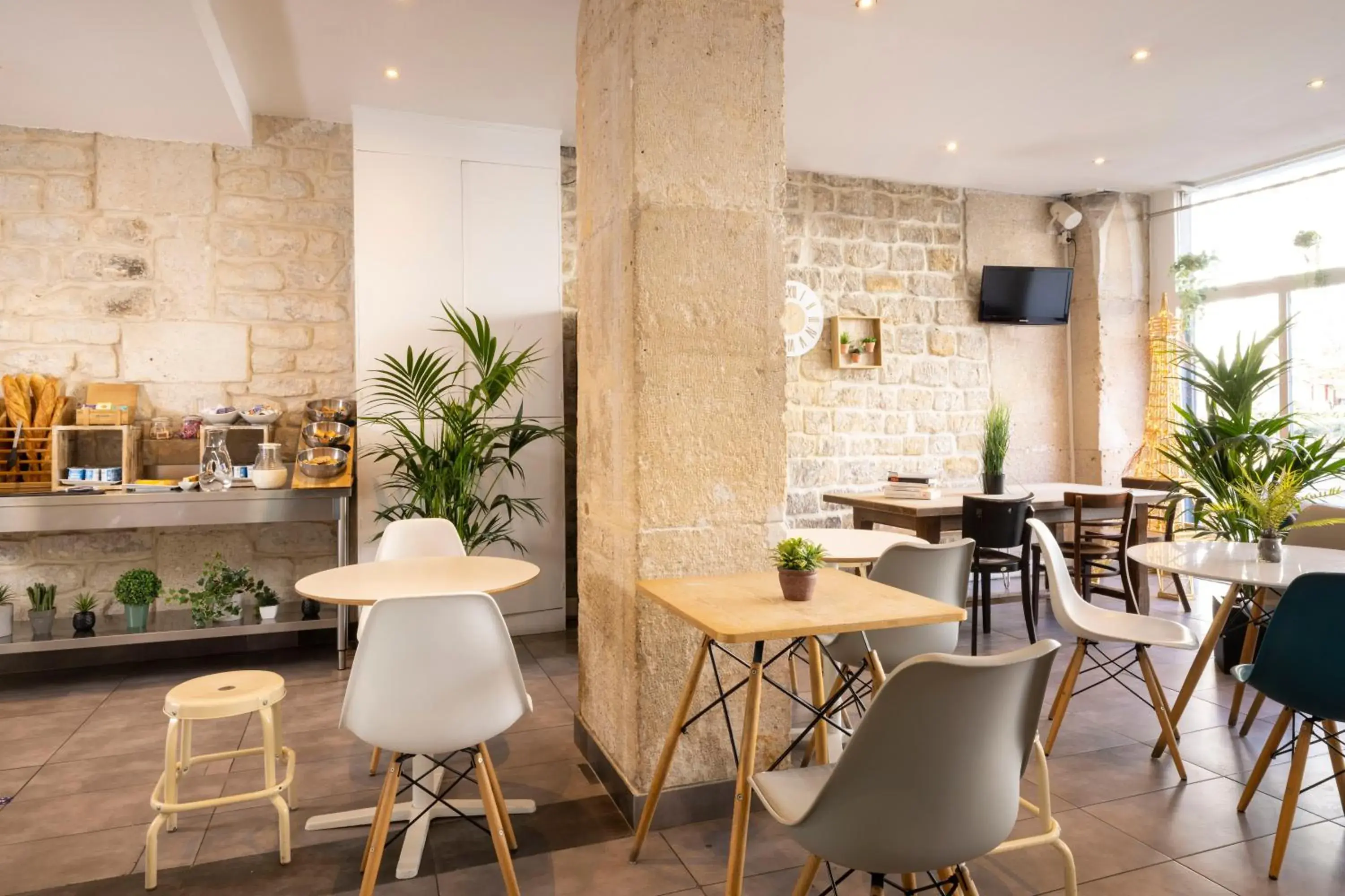 Lounge or bar in Le Regent Montmartre by Hiphophostels Lounge or bar in Le Regent Montmartre by Hiphophostels