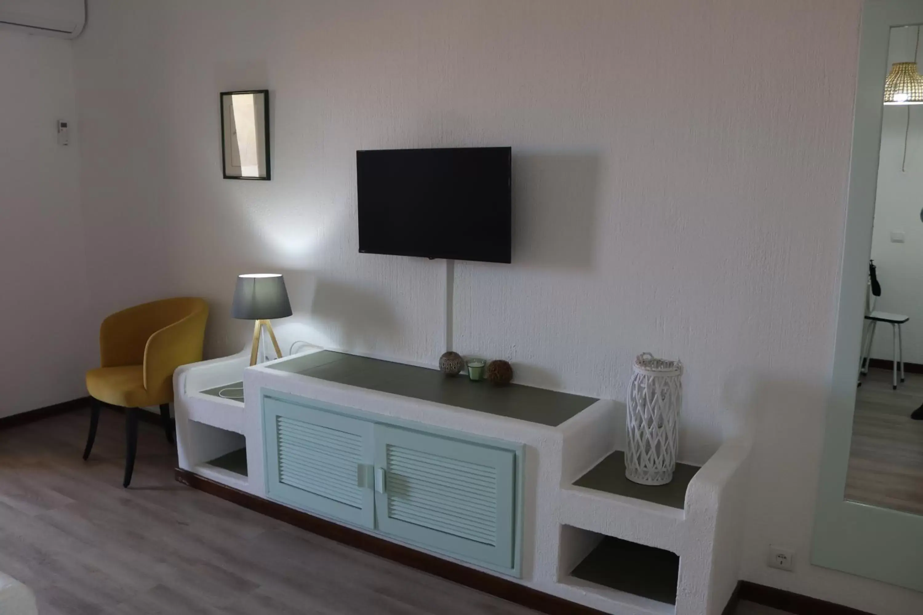 Living room, TV/Entertainment Center in Bellavista Jardim By BeGuest
