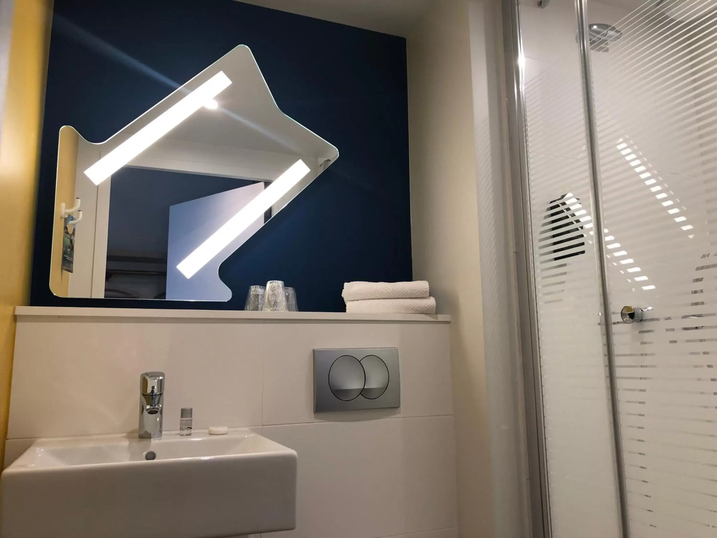Bathroom in ibis budget Reims Parc Des Expositions