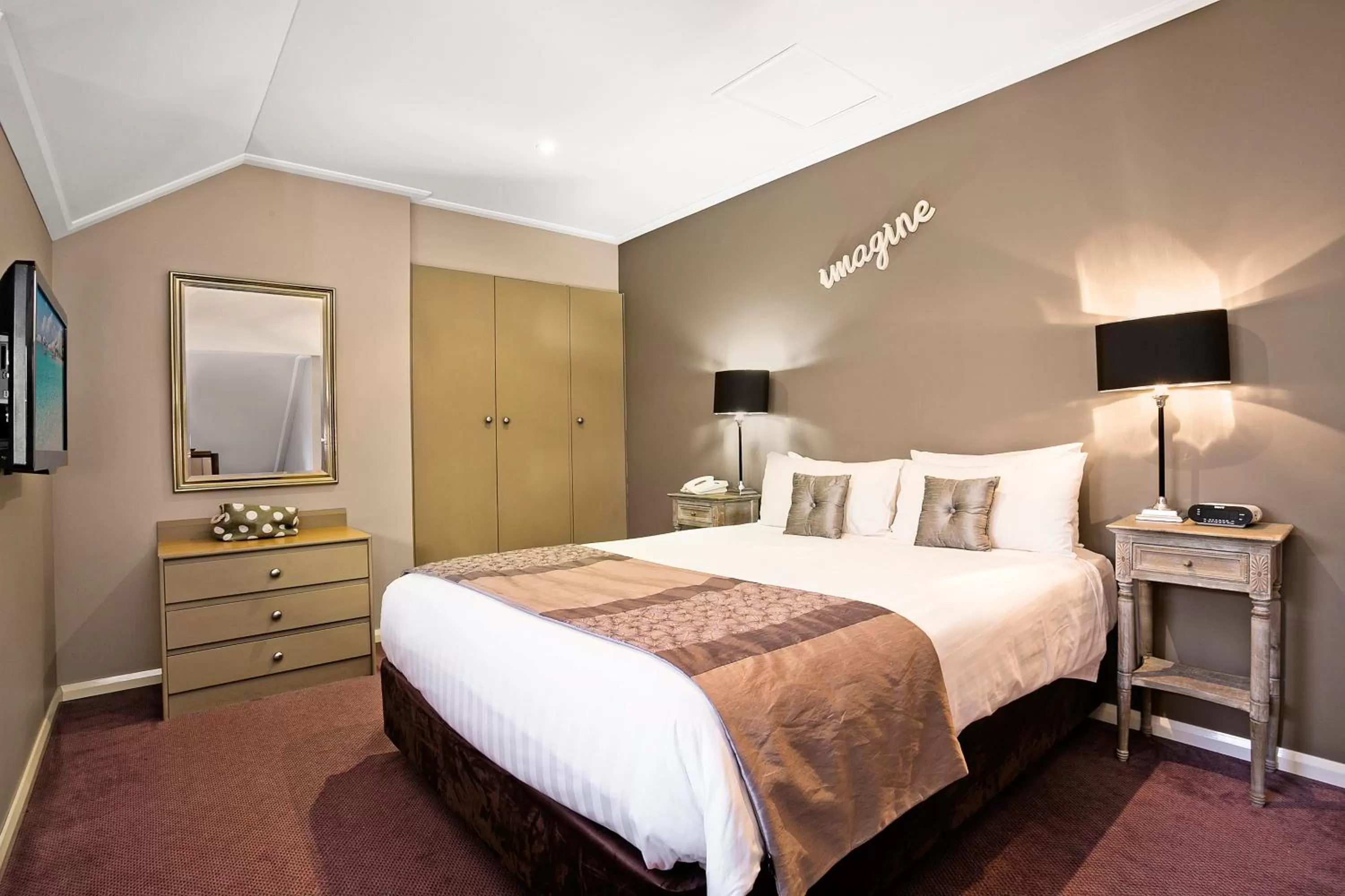 Bed in Best Western Sanctuary Inn