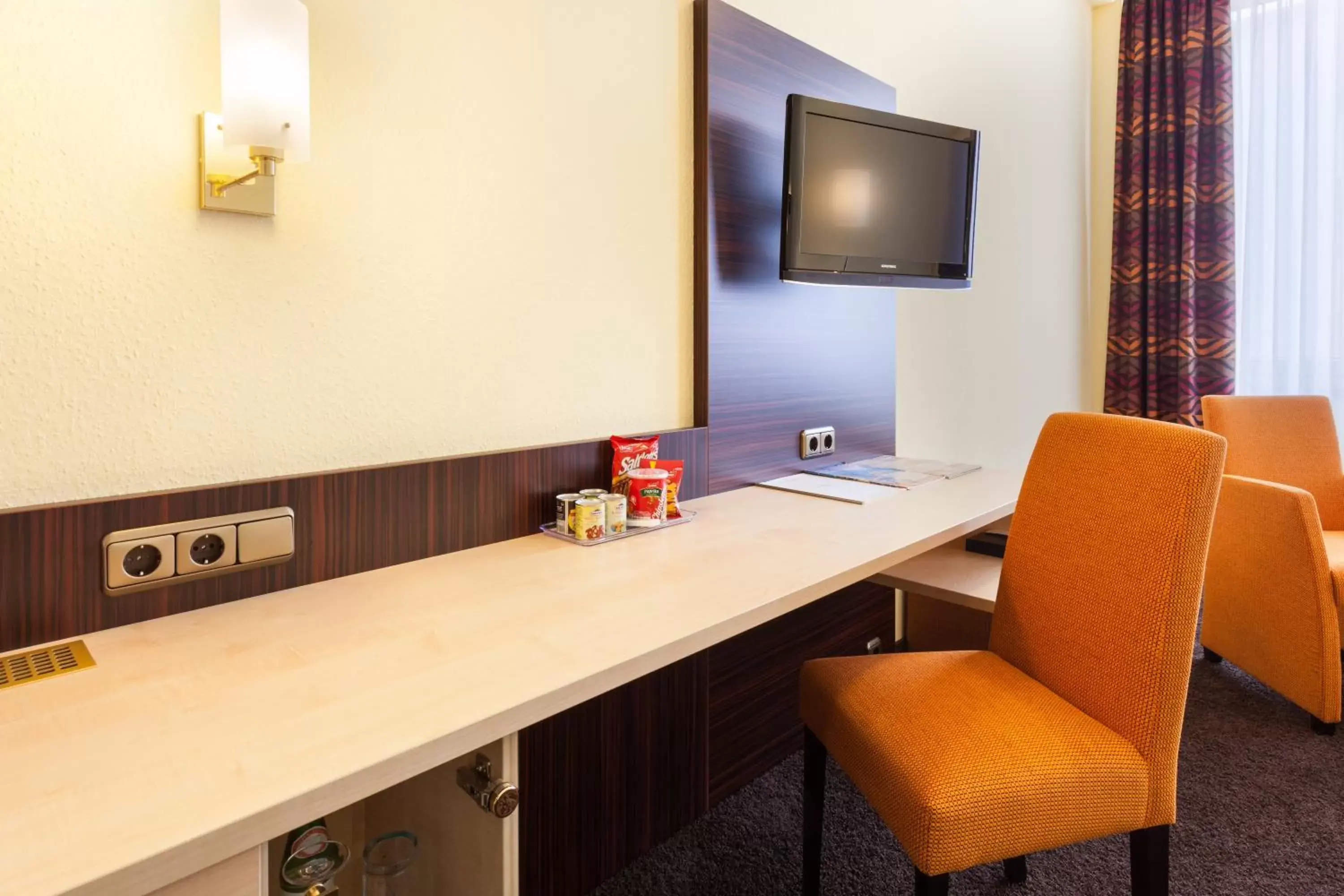 Seating area, TV/Entertainment Center in Best Western Hotel Augusta
