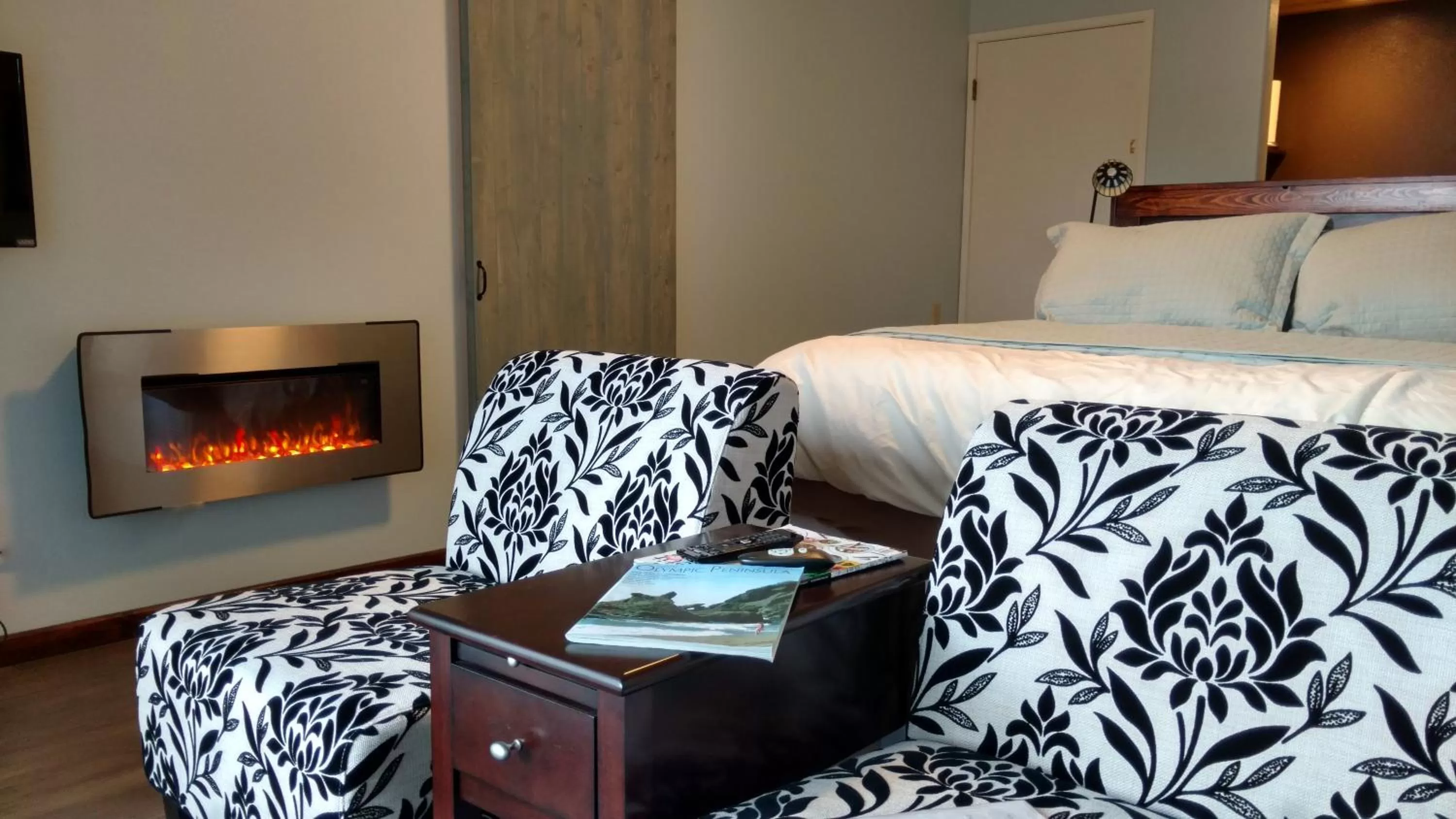 Bed in Greenhouse Inn by the Bay