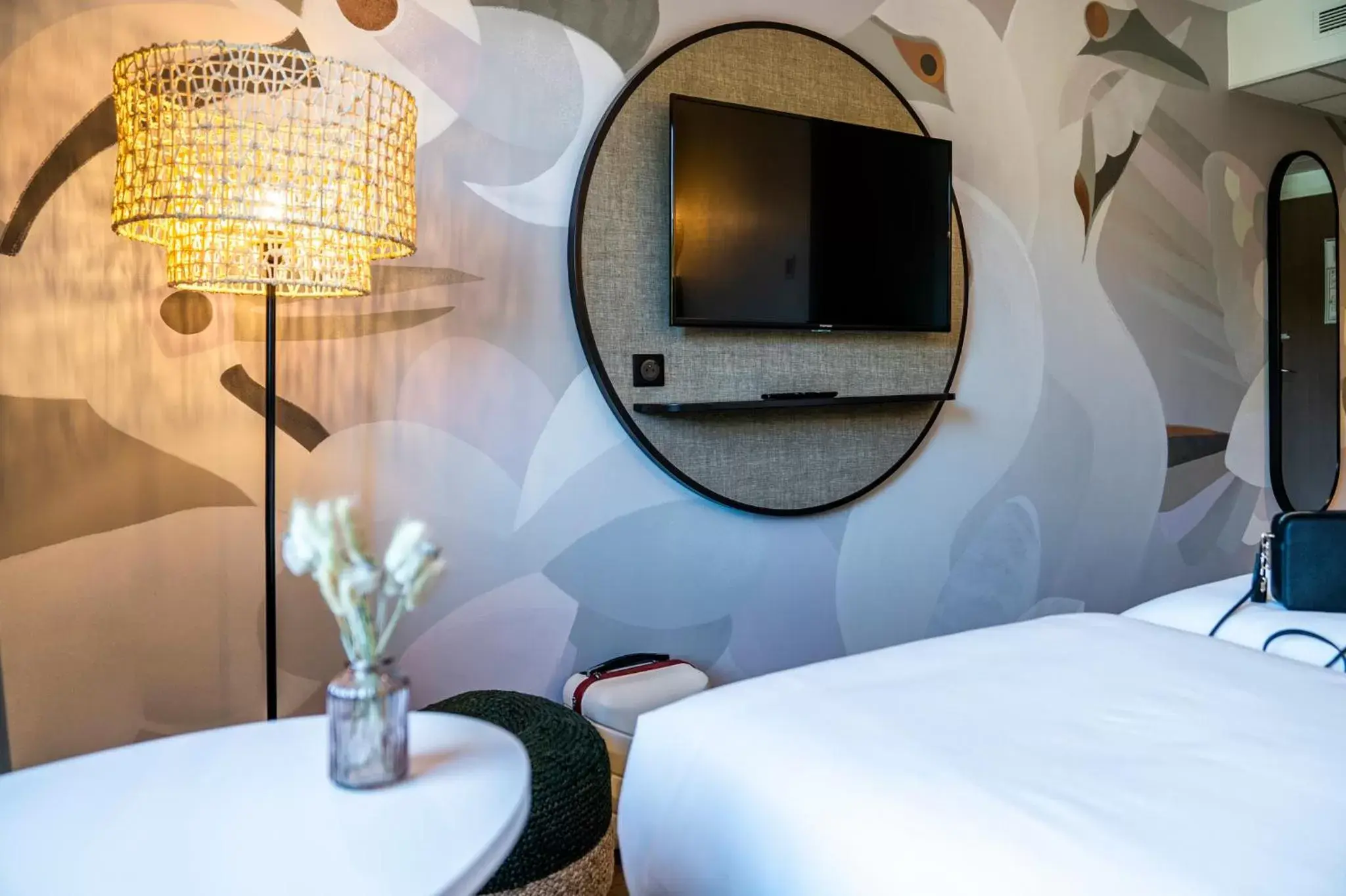 Bed, TV/Entertainment Center in ibis Styles Rennes Cesson