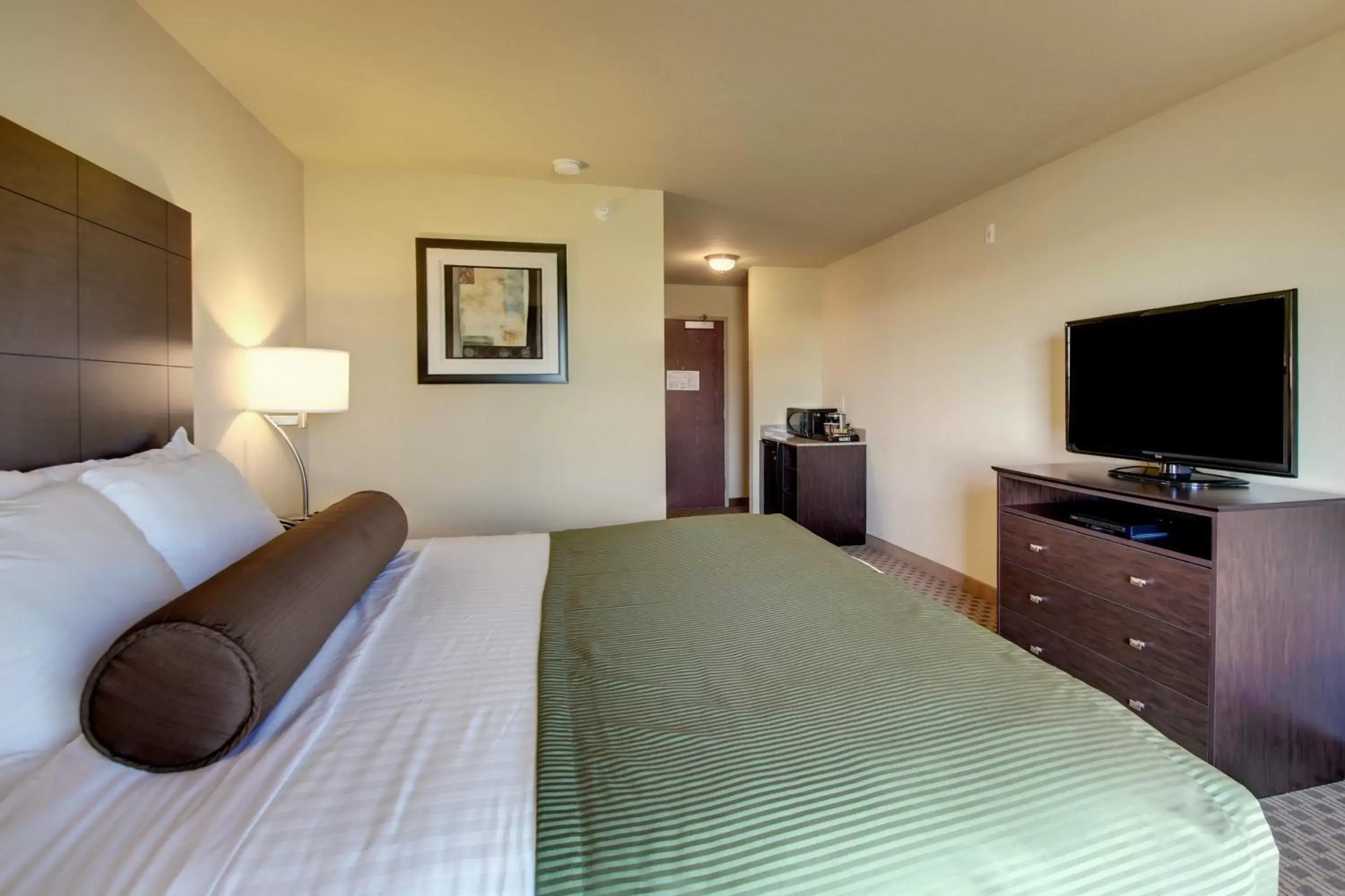 Bed in Cobblestone Inn & Suites - Brillion