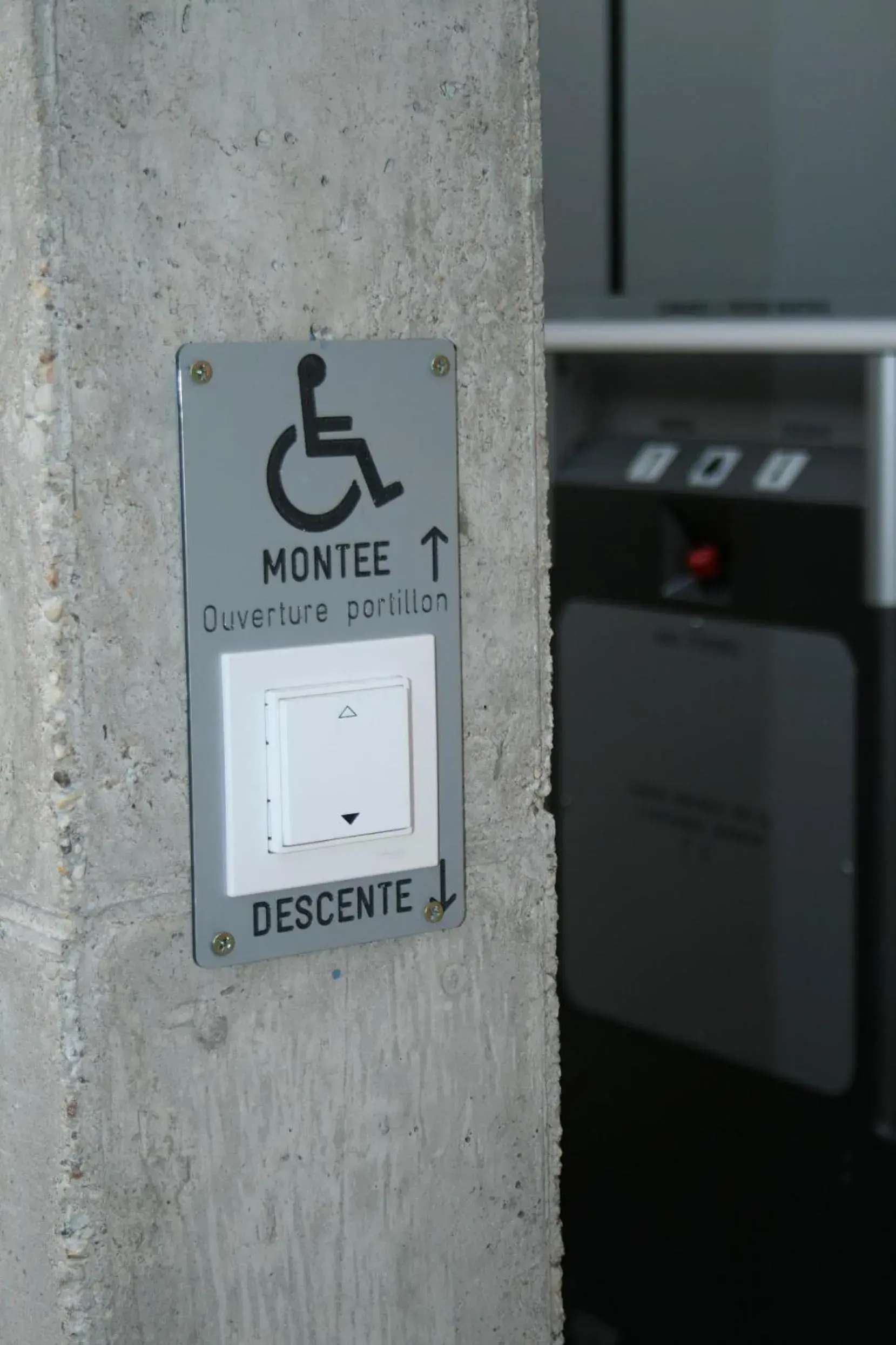 Facility for disabled guests in Logis Hostellerie Bressane