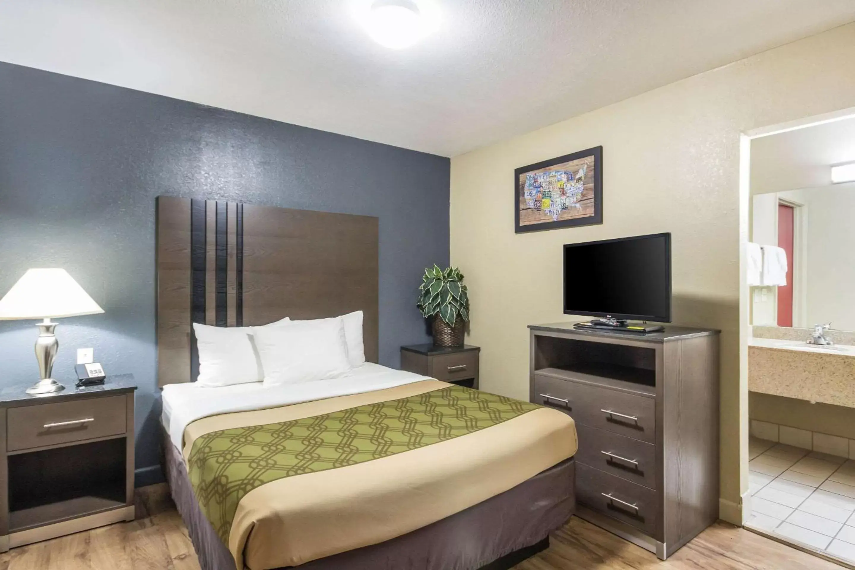 Bedroom, Bed in Econo Lodge Inn & Suites I-35 at Shawnee Mission